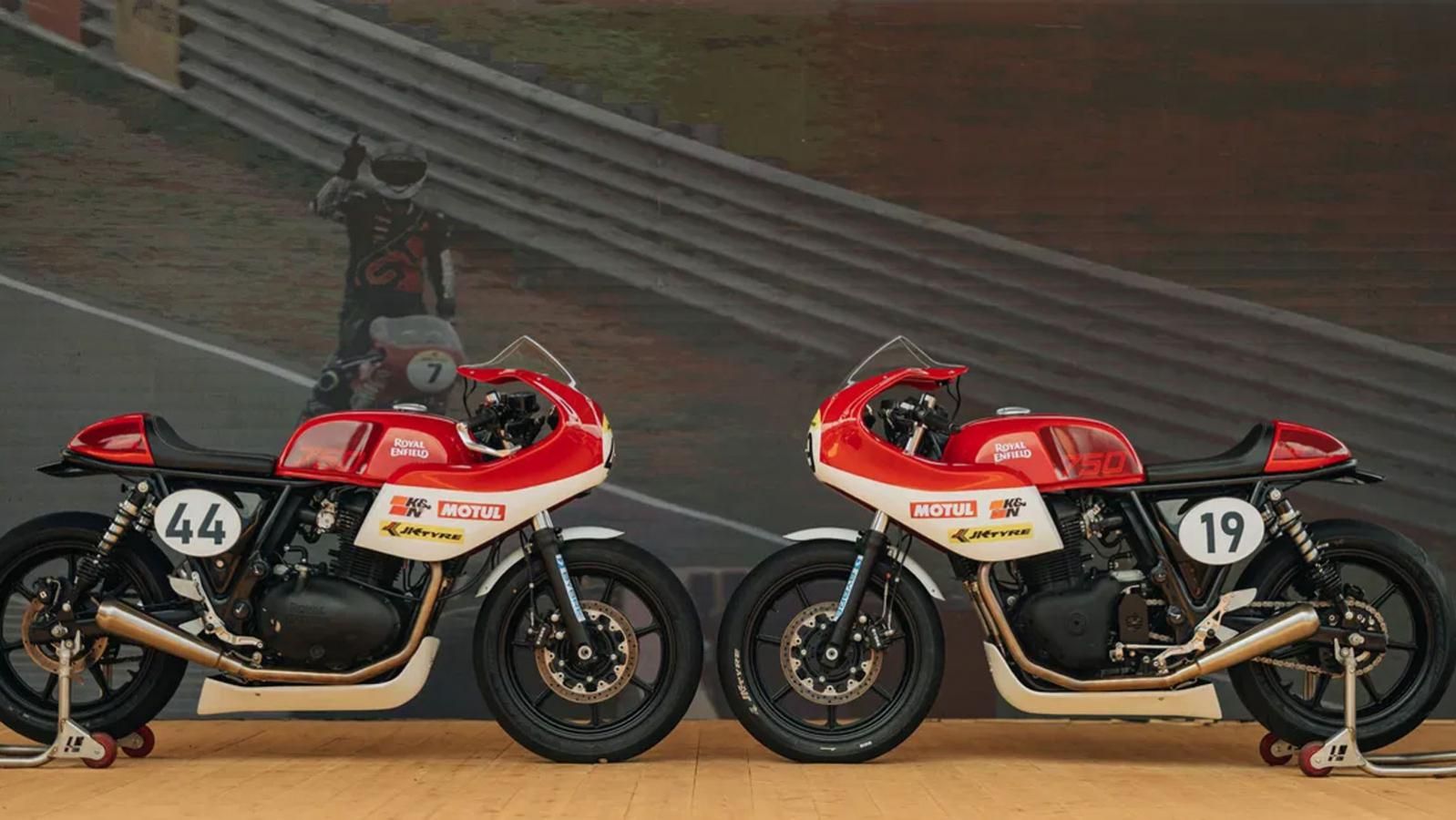 Η έκδοση που είδαμε δεν διαθέτει προβολέα, πίσω φως ή φλας, ενώ το «καθαρόαιμο» café racer στήσιμό της ενισχύεται από μπροστινό πιρούνι Showa, δί