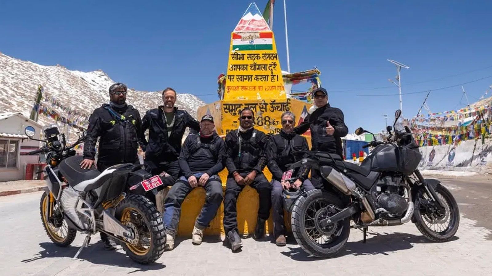 Αν και η Royal Enfield δεν έχει ανακοινώσει ακόμα επίσημες ονομασίες ή τεχνικά χαρακτηριστικά, η εικόνα είναι σχεδόν ξεκάθαρη: δύο νέες μοτοσυκλέτες β