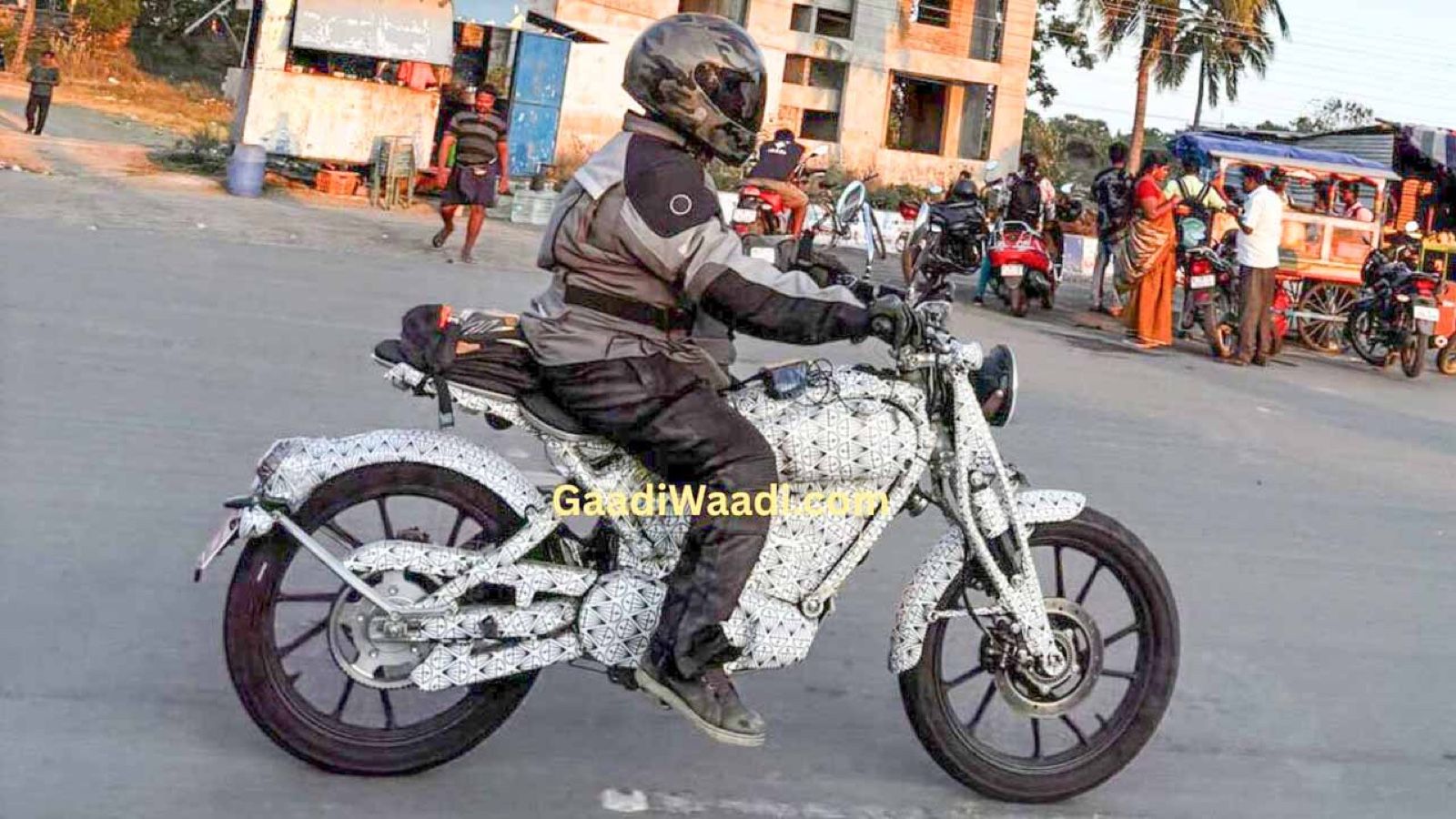 Έτσι θα είναι η Royal Enfield Flying Flea C6: Κινητήρας στο κέντρο και πιρούνι Girder