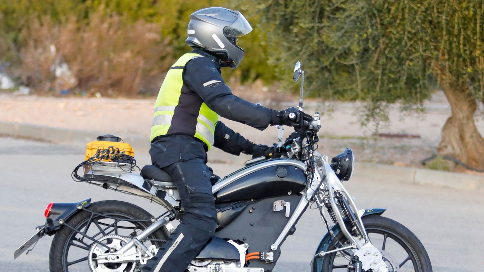 Τα πρώτα δύο ηλεκτρικά μοντέλα, FF-C6 και FF-S6, συνδυάζουν κλασικό και scrambler στυλ αντίστοιχα. Με άμεση ηλεκτρική απόδοση, Cornering ABS, cruise c