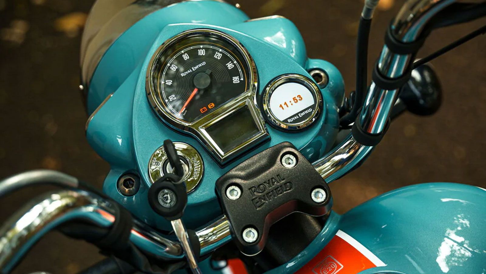  Ο πίνακας οργάνων διατηρεί τη μινιμαλιστική του αισθητική, αλλά περιλαμβάνει πλοήγηση turn-by-turn και θύρα USB-C.
