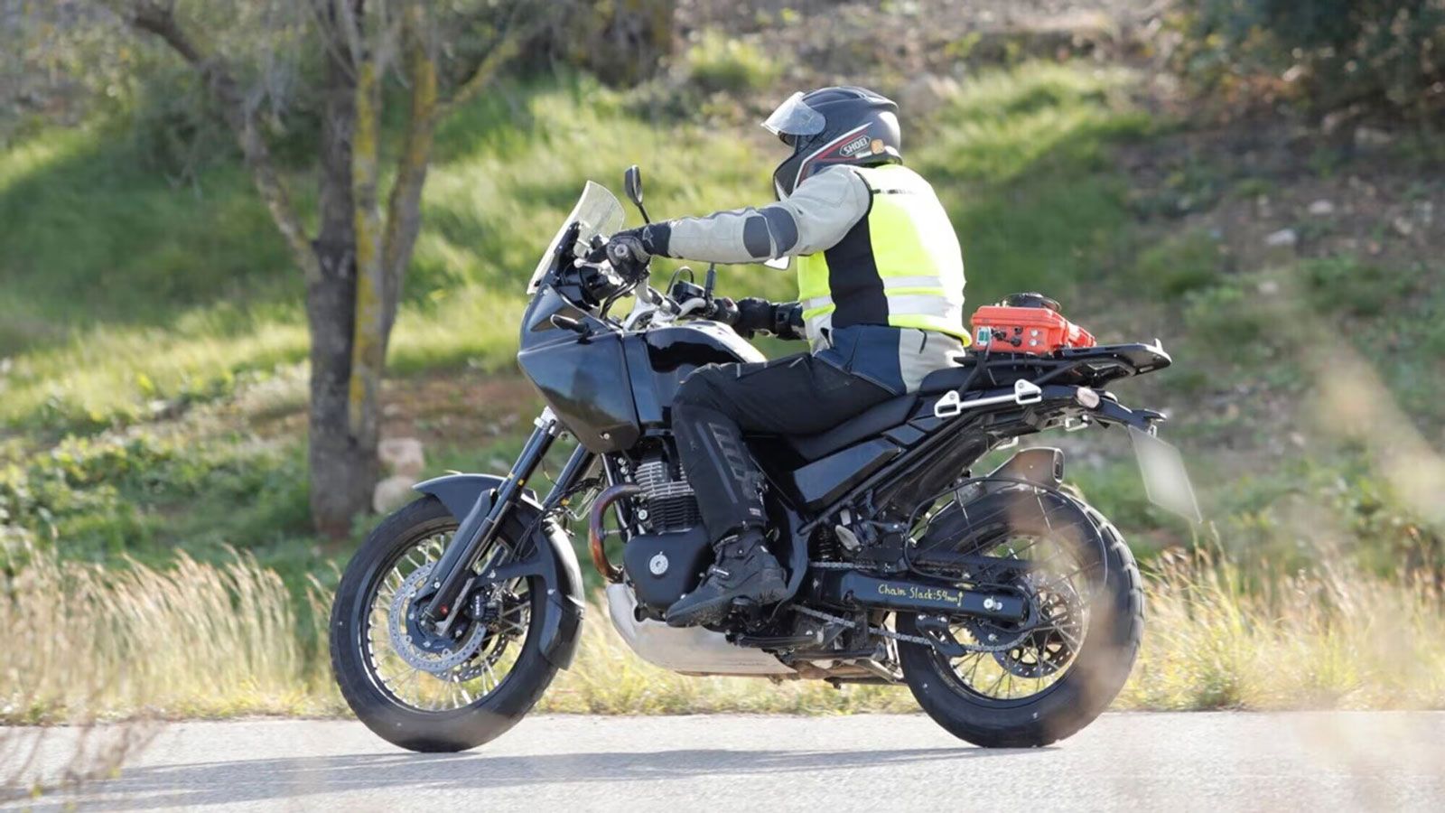 Στο επίκεντρο βρίσκεται ο νέος δικύλινδρος εν σειρά κινητήρας, με αερόψυξη/ελαιόψυξη, που προέρχεται από την οικογένεια Interceptor–Super Meteor