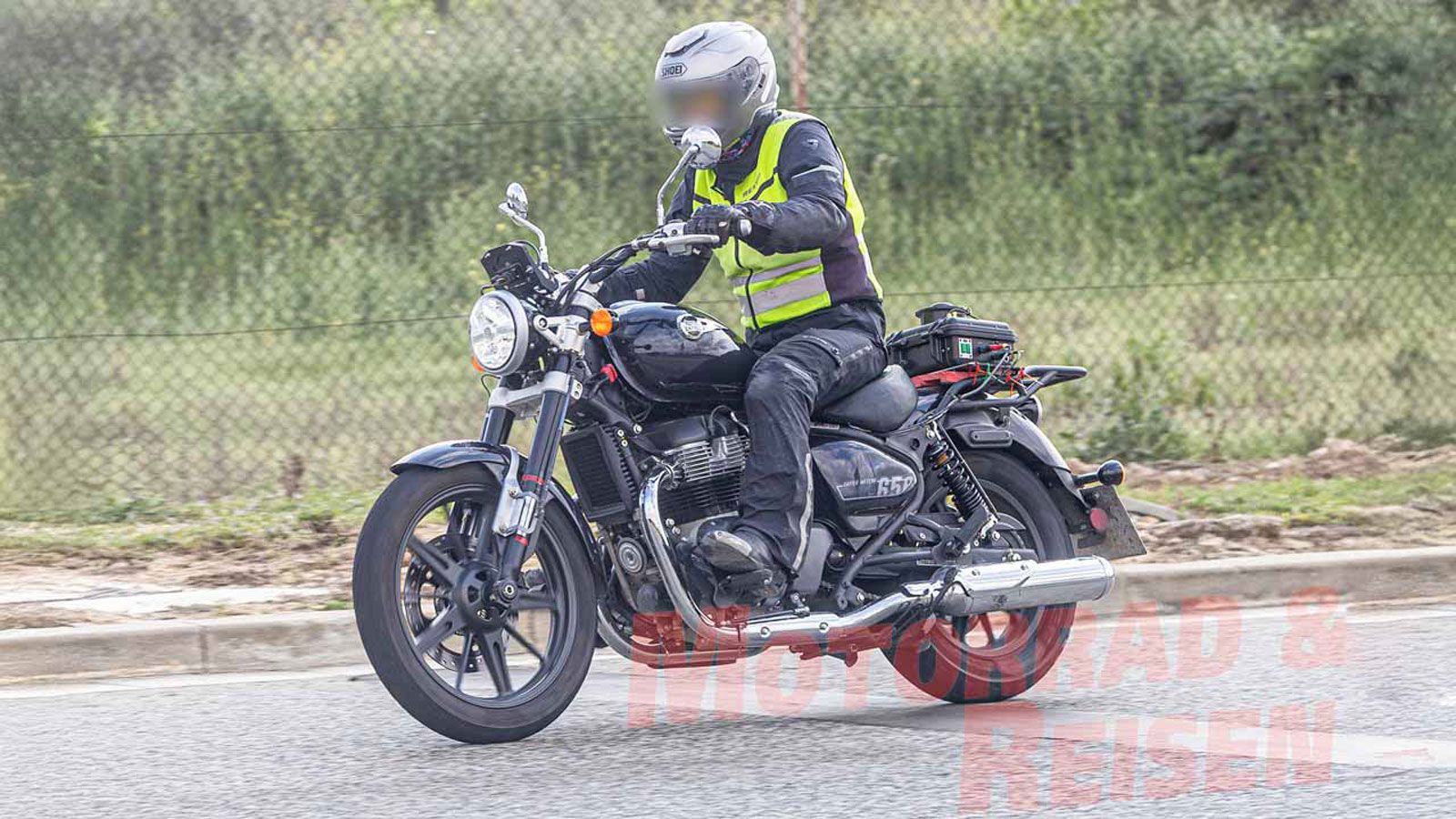 Το Royal Enfield Super Meteor 650 του 2026 εντοπίστηκε να πραγματοποιεί δοκιμές στο εξωτερικό, χωρίς καμουφλάζ και με γνώριμο design.