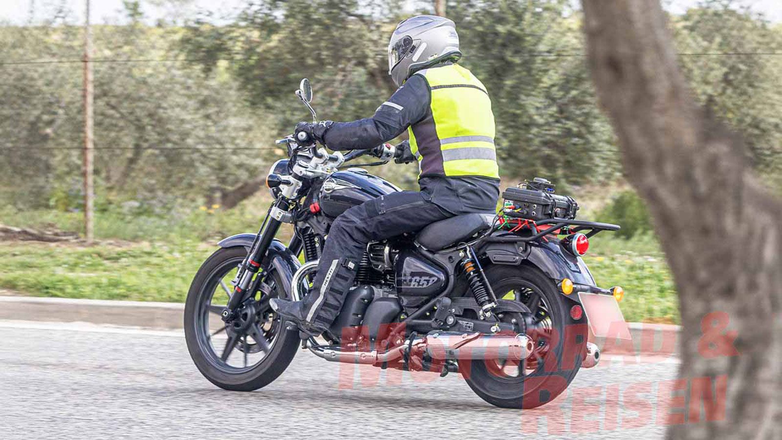 Οι δοκιμαστικές φωτογραφίες δείχνουν καθαρά το λογότυπο Super Meteor 650 και λείπει το διπλό εμπρός δισκόφρενο, που συναντάμε στις 750άρες της εταιρεί