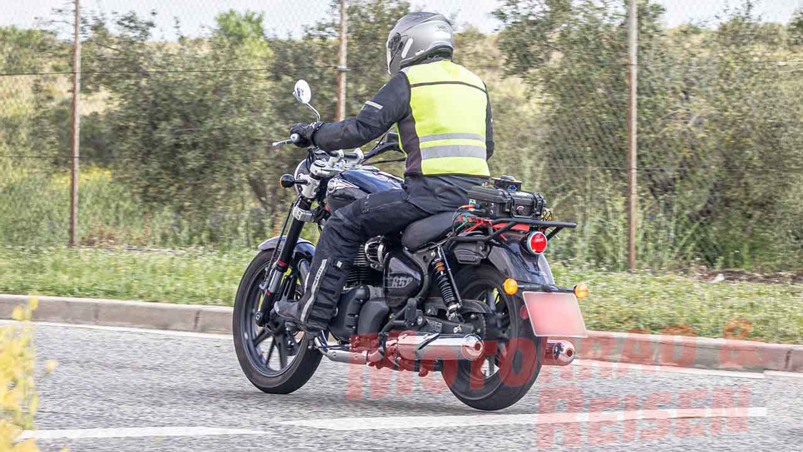 Στη θέση της πίσω σέλας εντοπίστηκε εξοπλισμός δοκιμών, ένδειξη ότι πραγματοποιείται καταγραφή δεδομένων απόδοσης του δικύλινδρου κινητήρα.