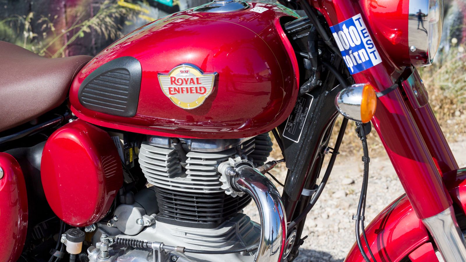 Στην πραγματικότητα η Classic 350 έχει τόση ροπή χαμηλά, που ξεκινάει πανεύκολα με 2α