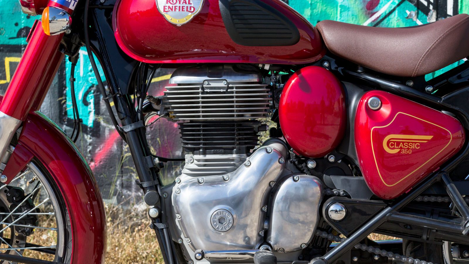 Το μεγαλύτερο ρόλο στο «άδειασμα» του νου από σκοτούρες και ανησυχίες τον παίζει ο κινητήρας: η «καρδιά» της Royal Enfield Classic 350 χτυπάει τόσο αρ