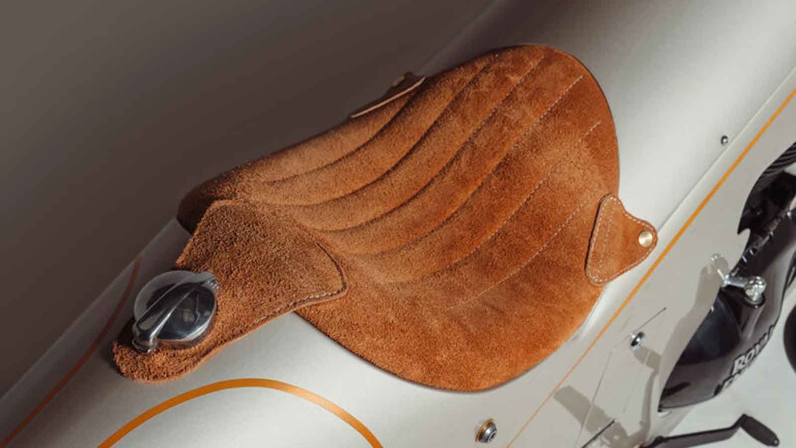 Οι γραμμές είναι λείες και συμμετρικές, ενώ το εργοστασιακό LED φανάρι του Shotgun έχει ενσωματωθεί στο μπροστινό κώνο. Το πίσω φανάρι προέρχεται από 