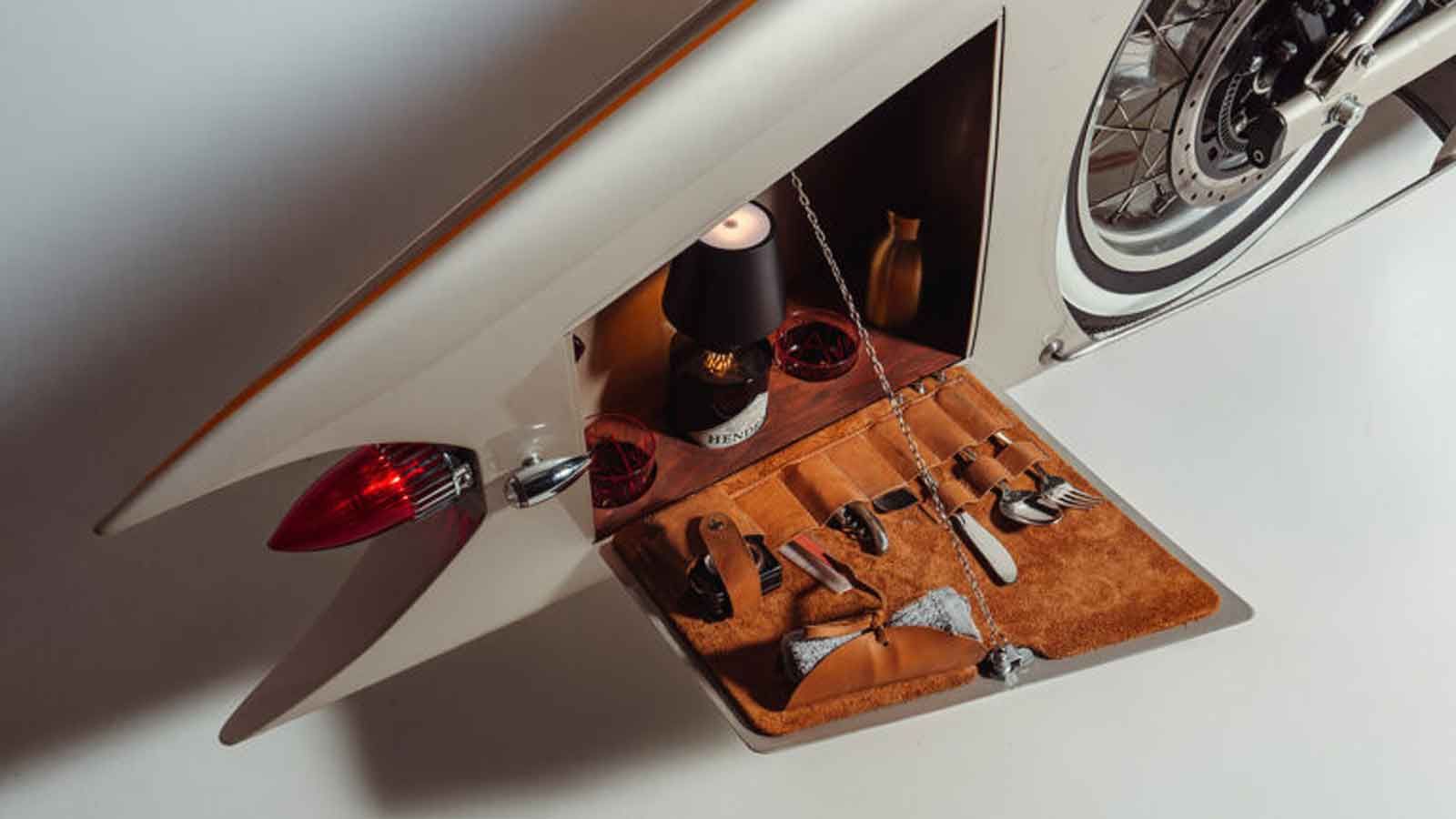 Το όνομα Kingsman δεν είναι τυχαίο. Στο πίσω μέρος της μοτοσυκλέτας, κάτω από την ουρά, υπάρχει πολυτελής αποθηκευτικός χώρος, επενδυμένος με σουέτ κα