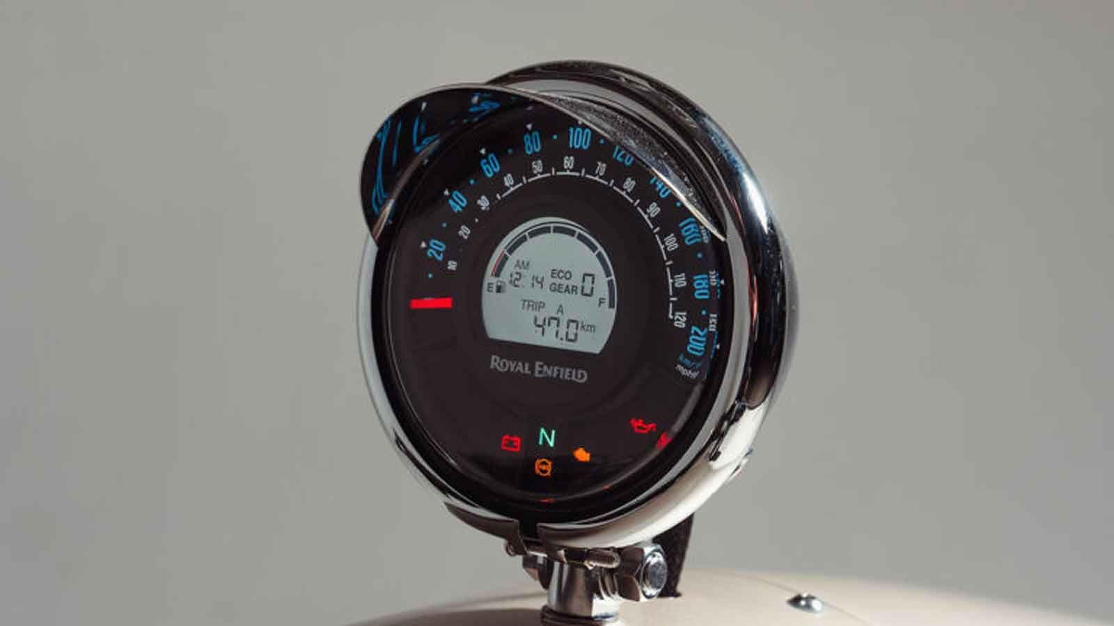 Όλα αυτά αναδεικνύουν τον θεματικό χαρακτήρα της κατασκευής, εμπνευσμένο από τη βρετανική σειρά Kingsman, που παντρεύει το στυλ με την πρακτικότητα με