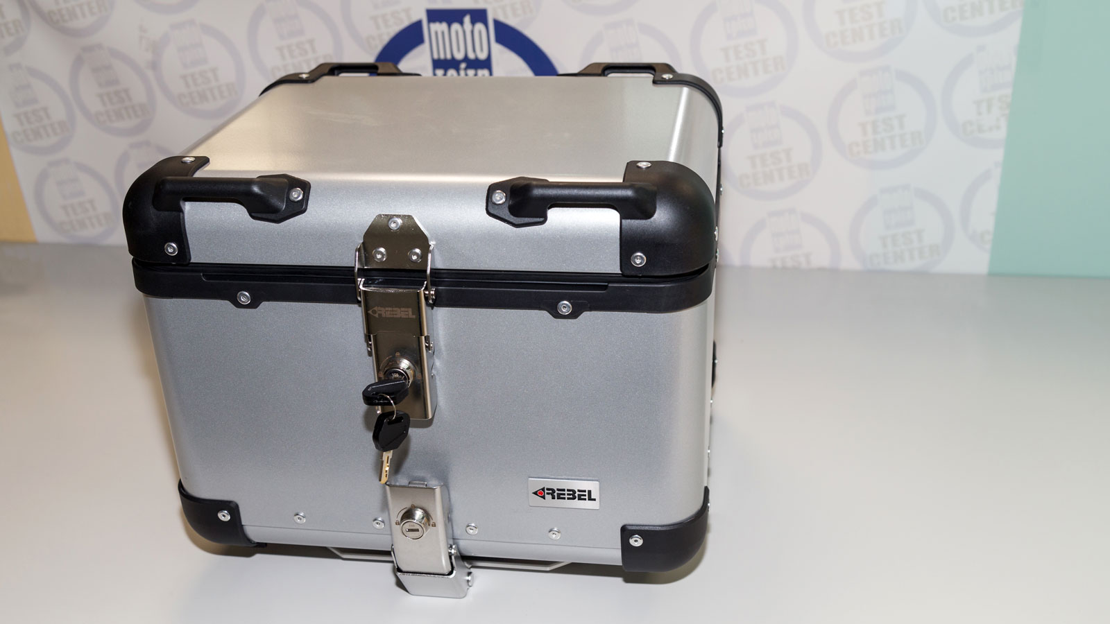 Test Βαλίτσα αλουμινίου 42L Rebel: Στα 200 ευρώ με εσωτερική επένδυση