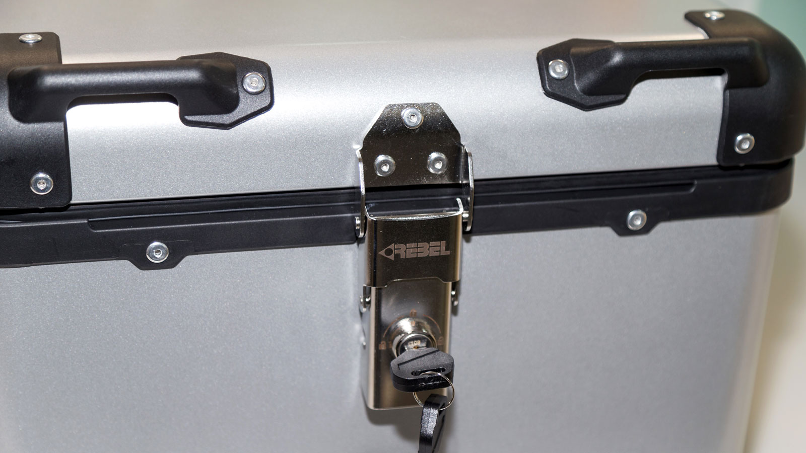 Test Βαλίτσα αλουμινίου 42L Rebel: Στα 200 ευρώ με εσωτερική επένδυση