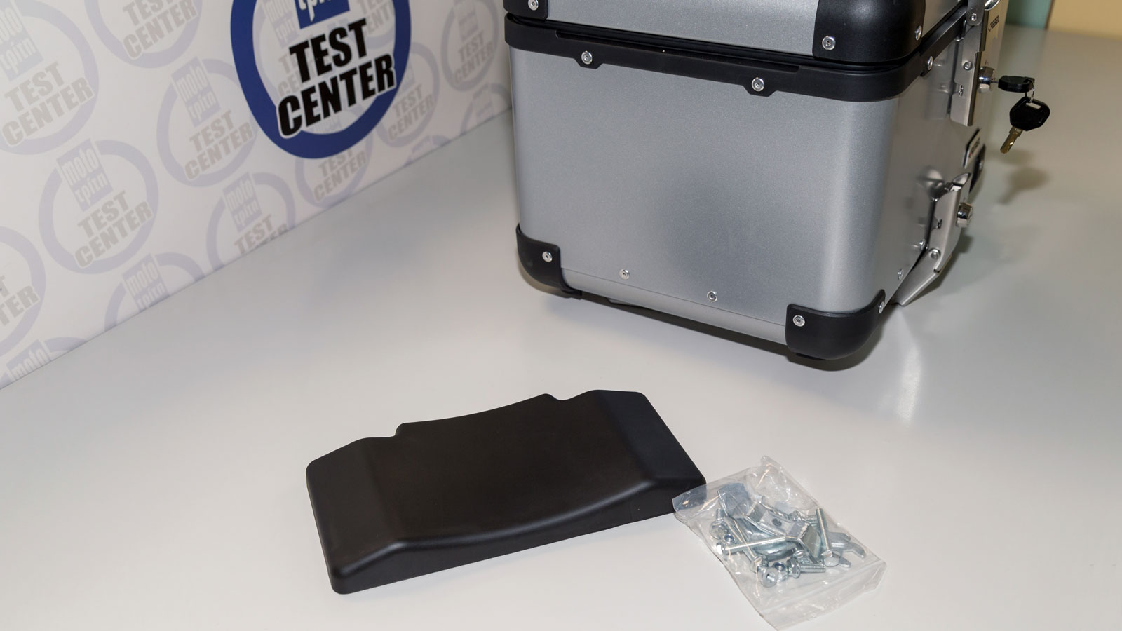 Test Βαλίτσα αλουμινίου 42L Rebel: Στα 200 ευρώ με εσωτερική επένδυση