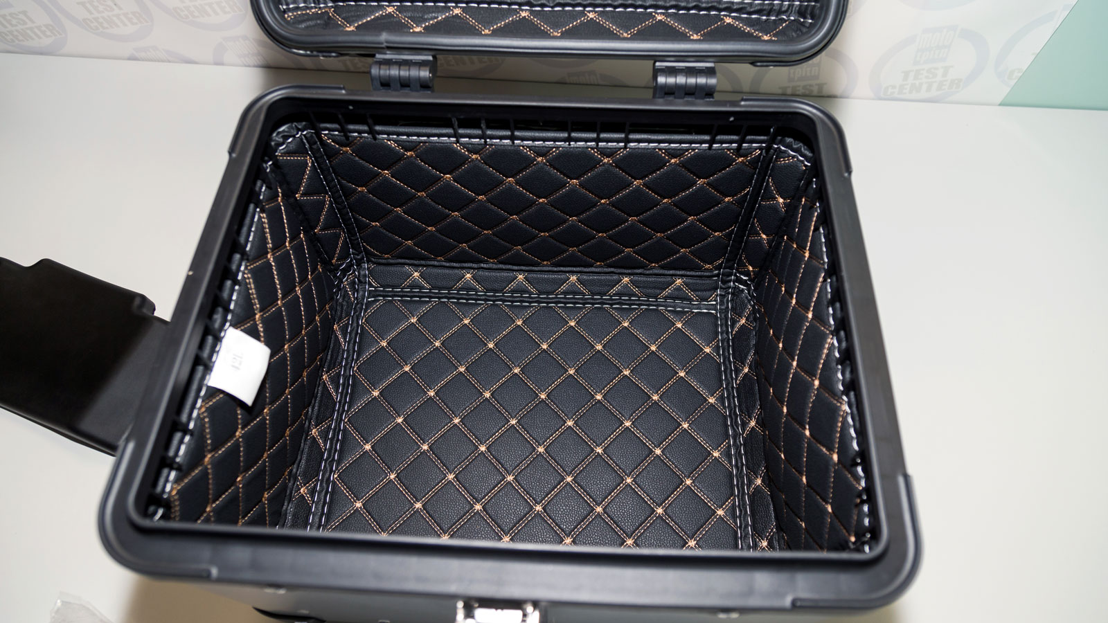 Test Βαλίτσα αλουμινίου 42L Rebel: Στα 200 ευρώ με εσωτερική επένδυση