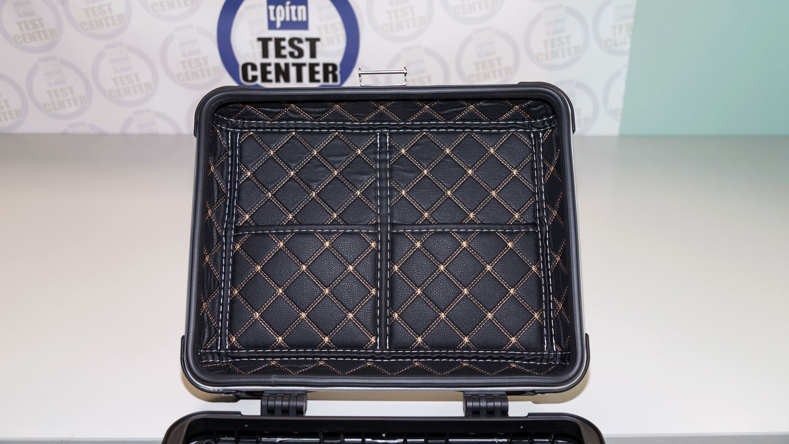 Test Βαλίτσα αλουμινίου 42L Rebel: Στα 200 ευρώ με εσωτερική επένδυση