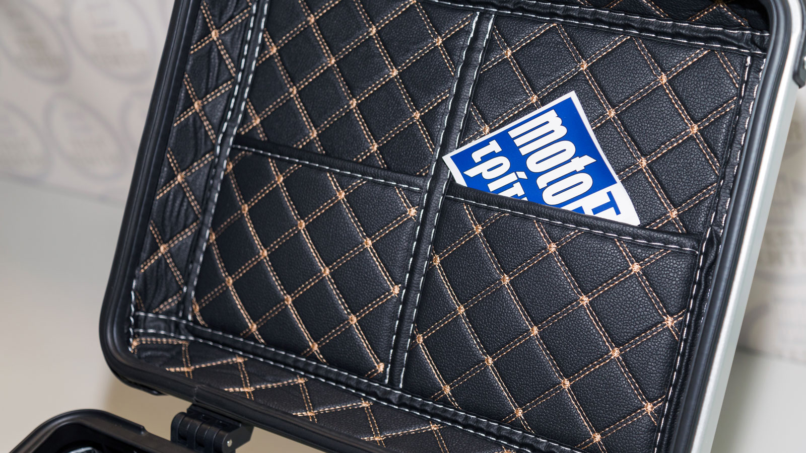 Test Βαλίτσα αλουμινίου 42L Rebel: Στα 200 ευρώ με εσωτερική επένδυση