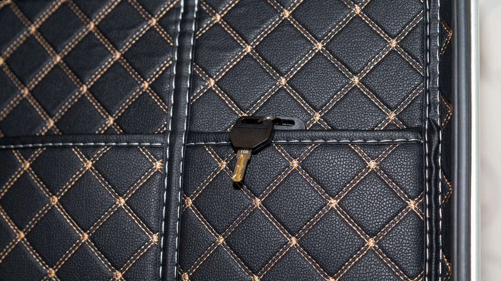 Test Βαλίτσα αλουμινίου 42L Rebel: Στα 200 ευρώ με εσωτερική επένδυση