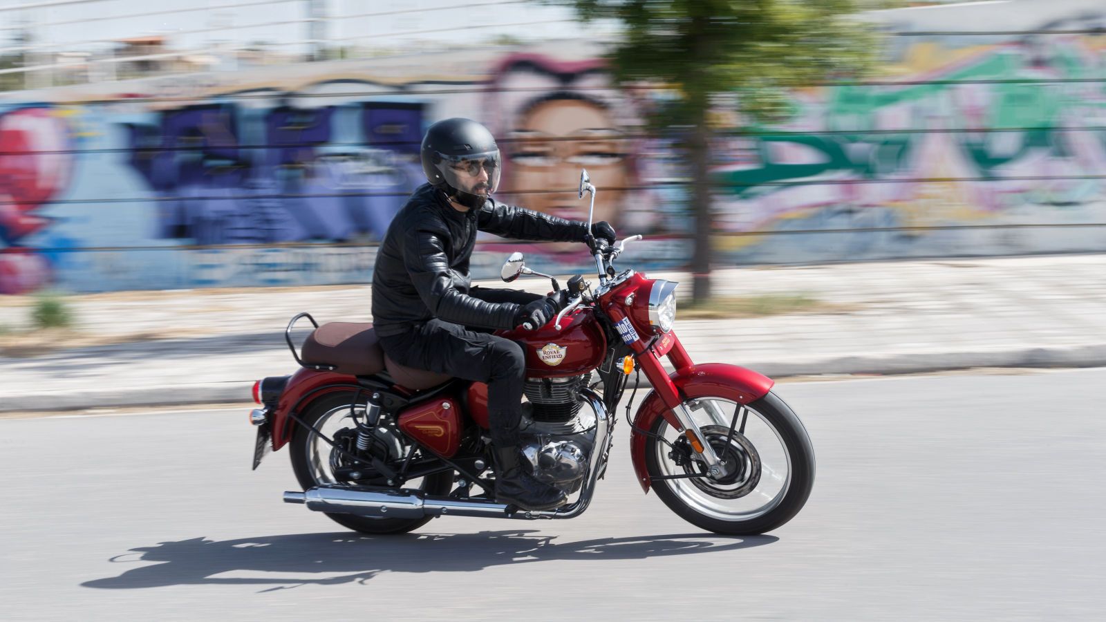 Σε έναν κόσμο που θυσιάζει το συναίσθημα για τη λογική, η Royal Enfield Classic 350 σκάβει τις αναμνήσεις μας και βγαίνει στην επιφάνεια για να μας θυ