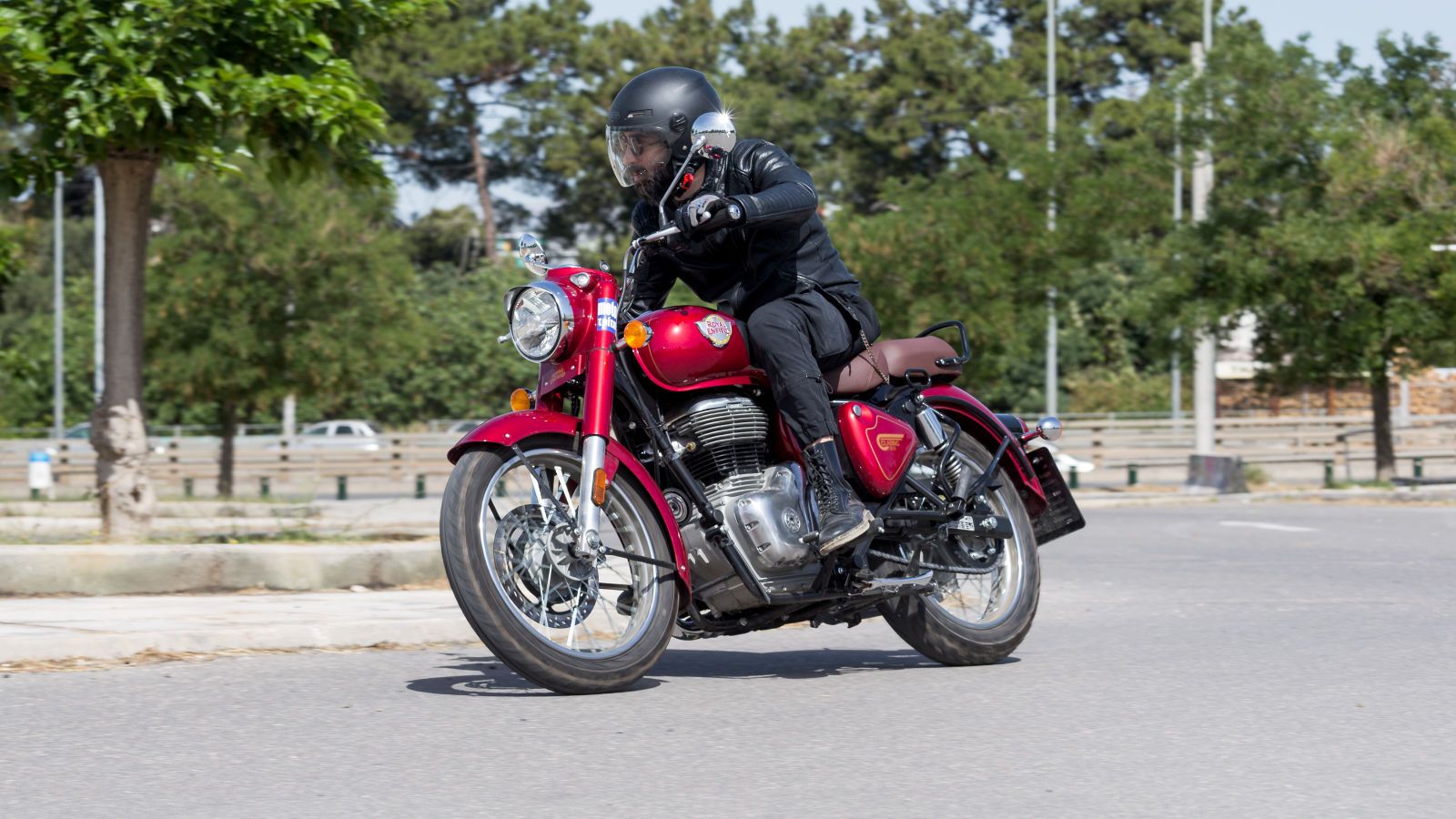 Η Royal Enfield σκοπίμως κρατάει τον τεχνολογικό εξοπλισμό στο ελάχιστο απαραίτητο και δημιουργεί μια μοτοσυκλέτα που ακόμα και σβηστή λειτουργεί ως π