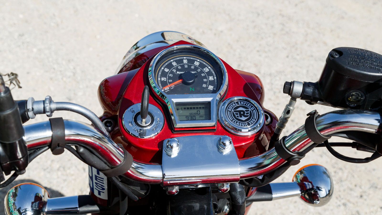 Η οθόνη LCD που περιλαμβάνει στάθμη καυσίμου, δύο μερικούς χιλιομετρητές, έναν ολικό και ένδειξη σχέσης κιβωτίου, ένδειξη οικονομικής οδήγησης και αυτ