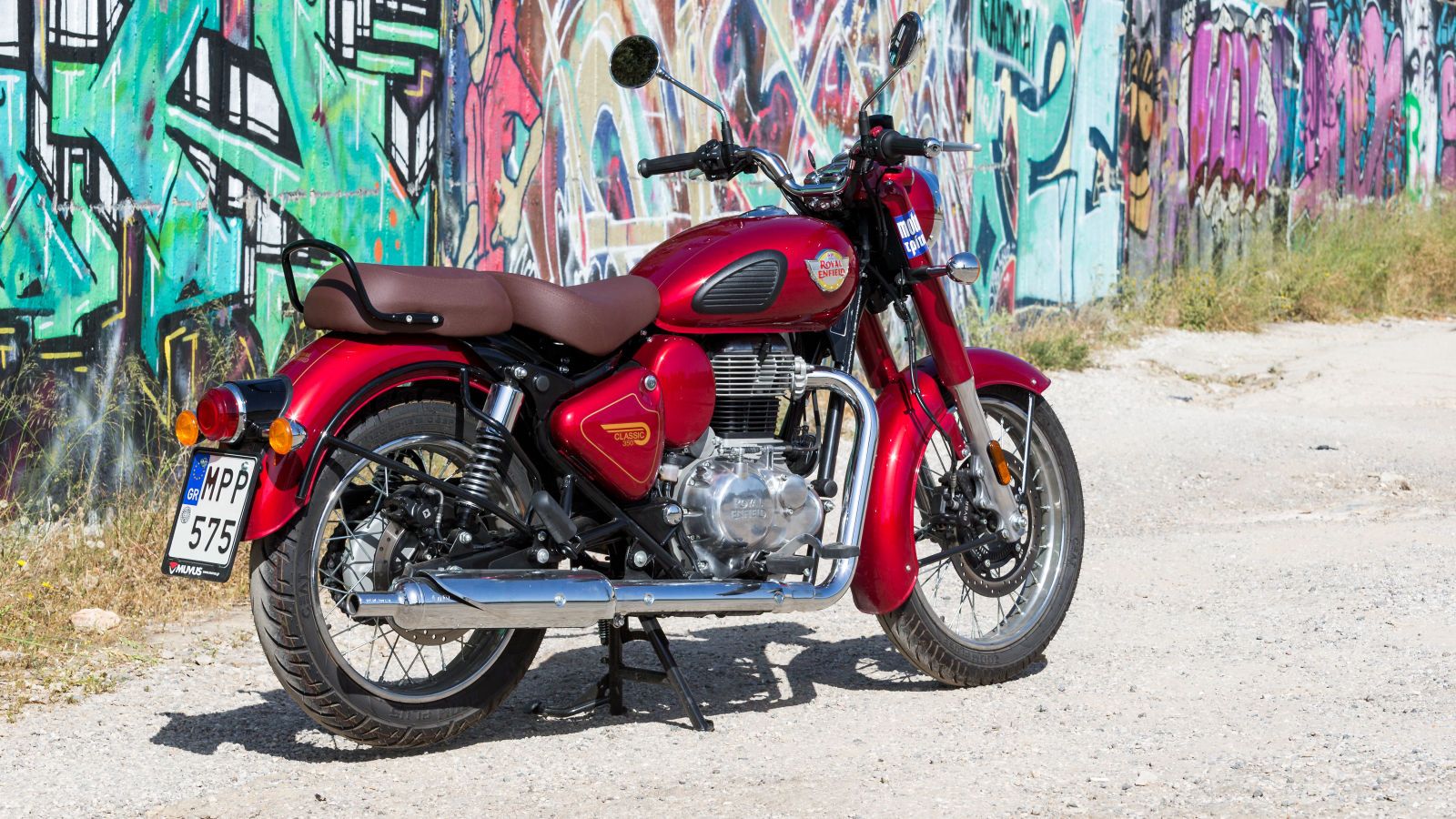 H Royal Enfield κατασκεύασε μια μοτοσυκλέτα που μένει φανατικά πιστή στην παράδοση του μοτοσυκλετιστικού σχεδιασμού: μέταλλο και χρώμιο παντού, εντυπω