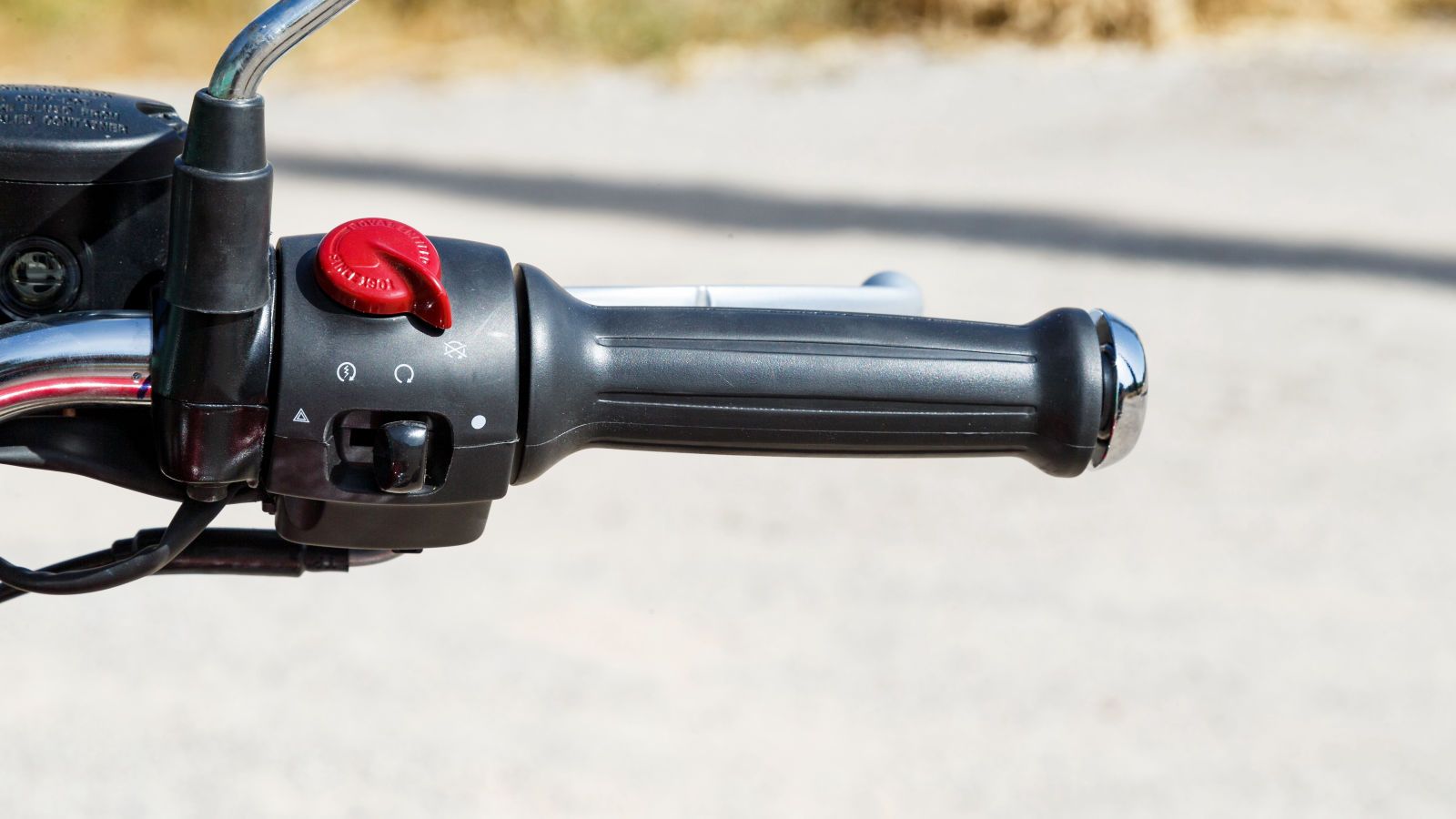 Τα μόνα στοιχεία πάνω της που δεν γυαλίζουν είναι τα γκριπ, τα ελαστικά επιθέματα του ρεζερβουάρ που εμποδίζουν το γλίστρημα των ποδιών, η σέλα, τα μα