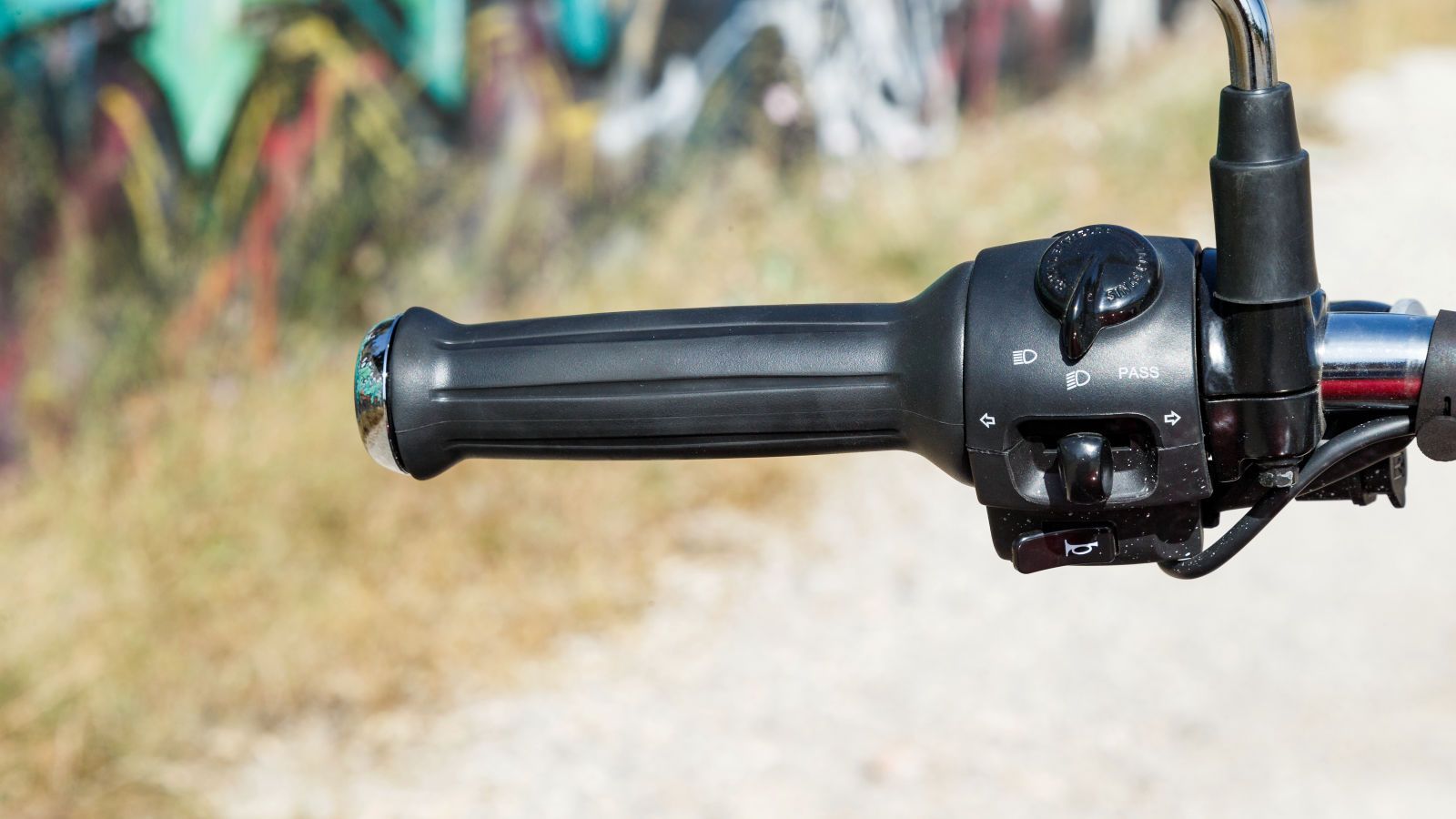 Τα μόνα στοιχεία πάνω της που δεν γυαλίζουν είναι τα γκριπ, τα ελαστικά επιθέματα του ρεζερβουάρ που εμποδίζουν το γλίστρημα των ποδιών, η σέλα, τα μα