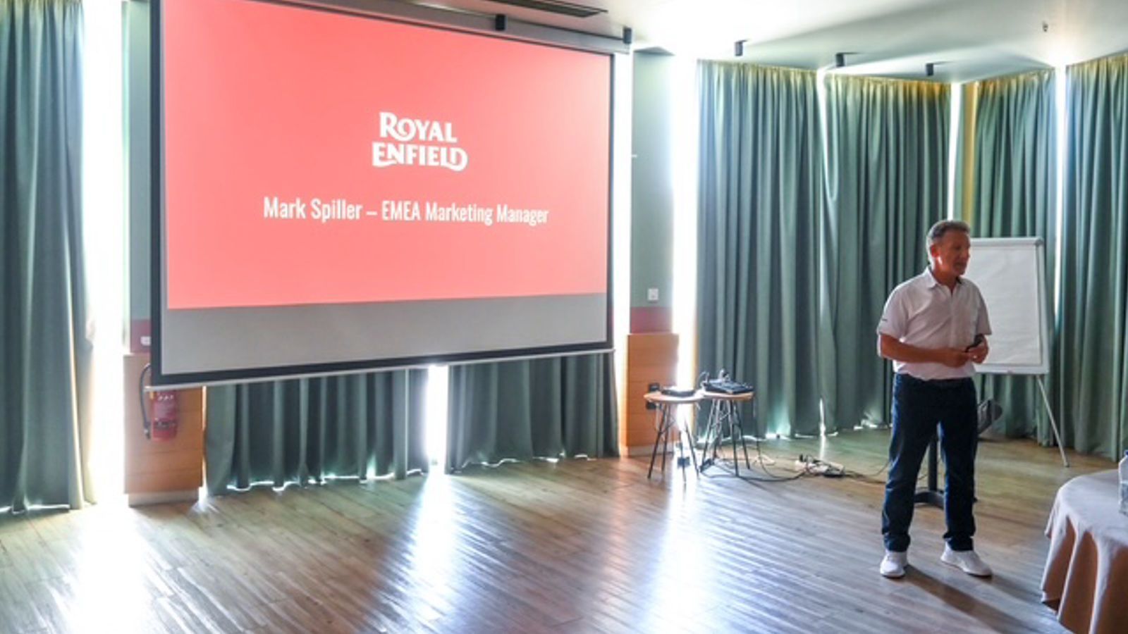 Σύμφωνα με όσα ειπώθηκαν στην εκδήλωση από στελέχη της Royal Enfield, η εταιρεία συνεχίζει έως και το 2028 να επενδύει τόσο σε βενζινοκίνητες όσο και 