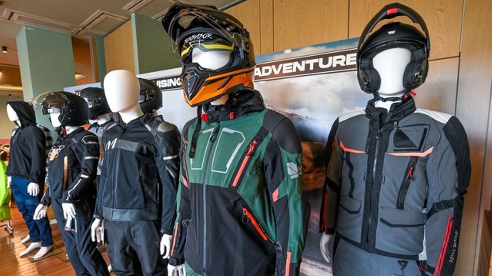 Η Royal Enfield, με πάνω από 1.300 σημεία πώλησης παγκοσμίως, παρουσίασε τρεις θεματικές σειρές εξοπλισμού: City, Tour και Adventure.