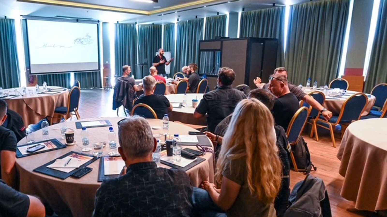 Η παρουσίαση στην Αθήνα δεν ήταν απλώς ένα event, αλλά μια ξεκάθαρη δήλωση: Η Royal Enfield ήρθε για να μείνει και στον κόσμο του αναβάτη.
 