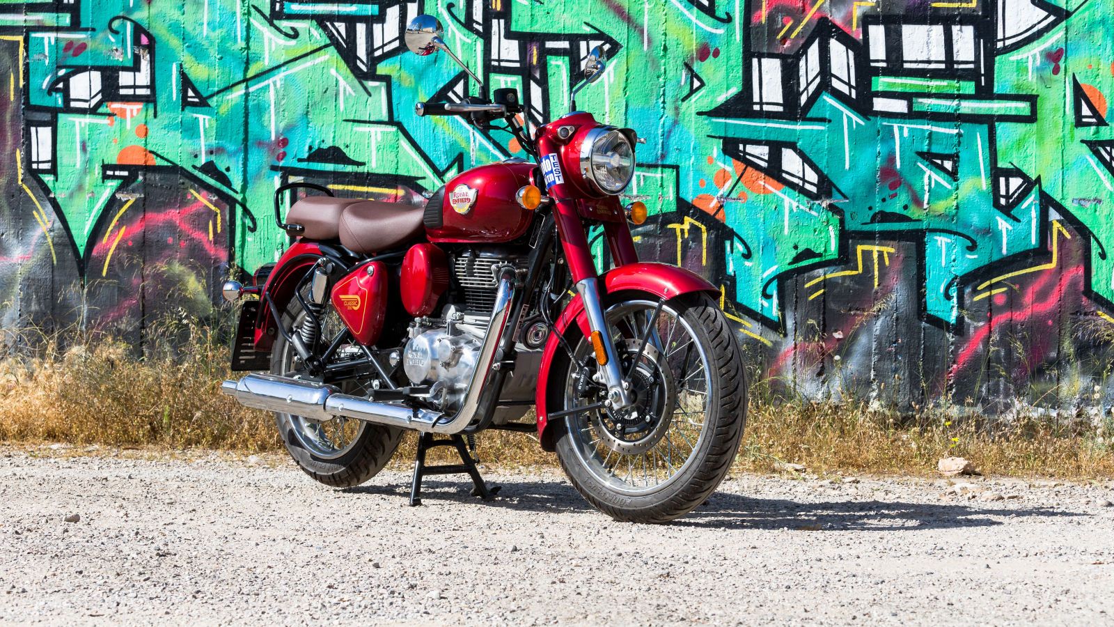 H οδήγηση της Royal Enfield Classic 350 είναι μια αγχολυτική εμπειρία που όχι απλά καταφέρνει να μας κρατάει ασφαλείς σε κάθε ασφάλτινη διαδρομή, αλλά