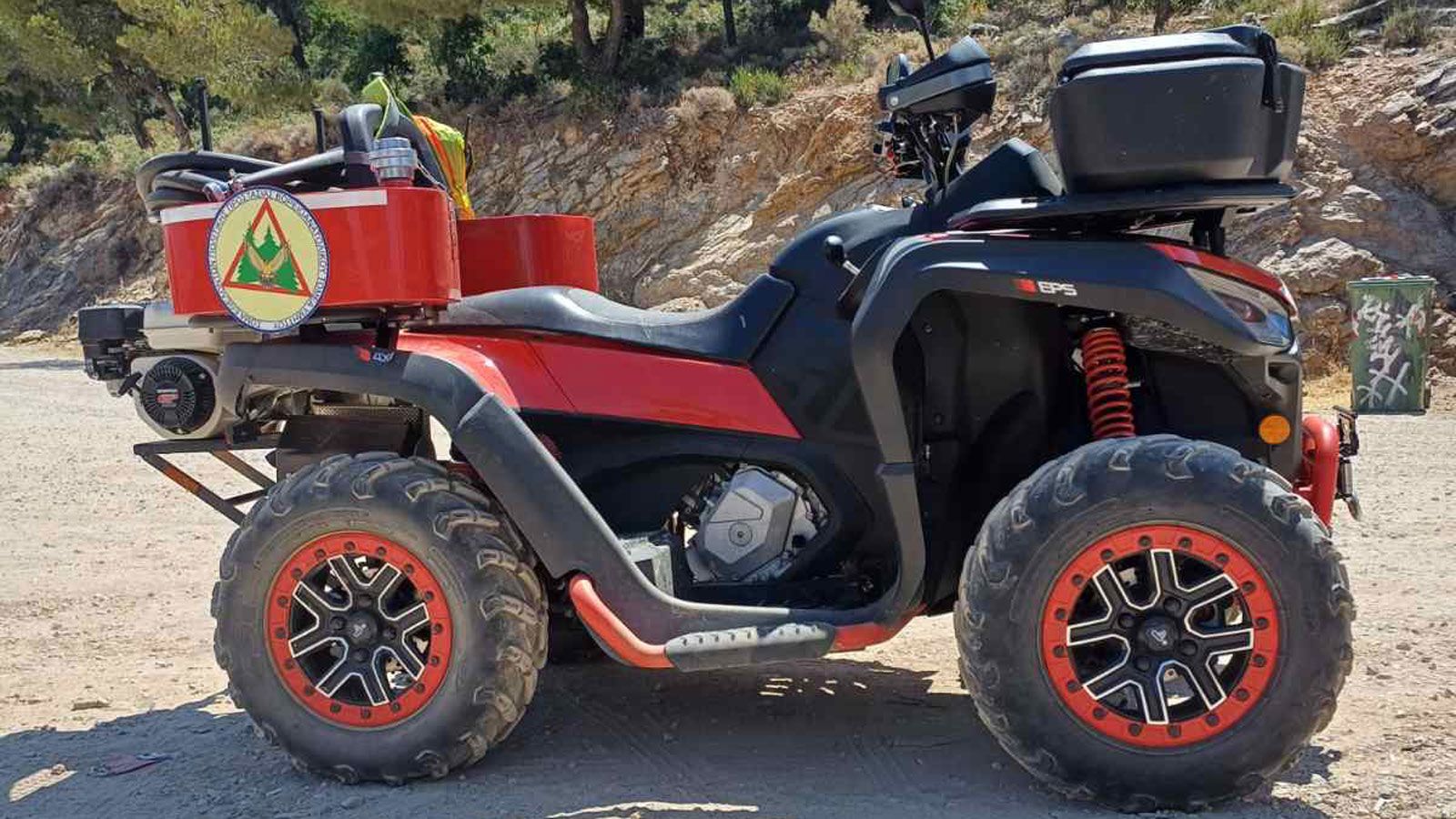 Το όχημα είναι εξοπλισμένο με αντλία πυρόσβεσης, δεξαμενή νερού 110 λίτρων, χώρους μεταφοράς εξοπλισμού και ρυμουλκούμενη κατασκευή για επιπλέον δεξαμ