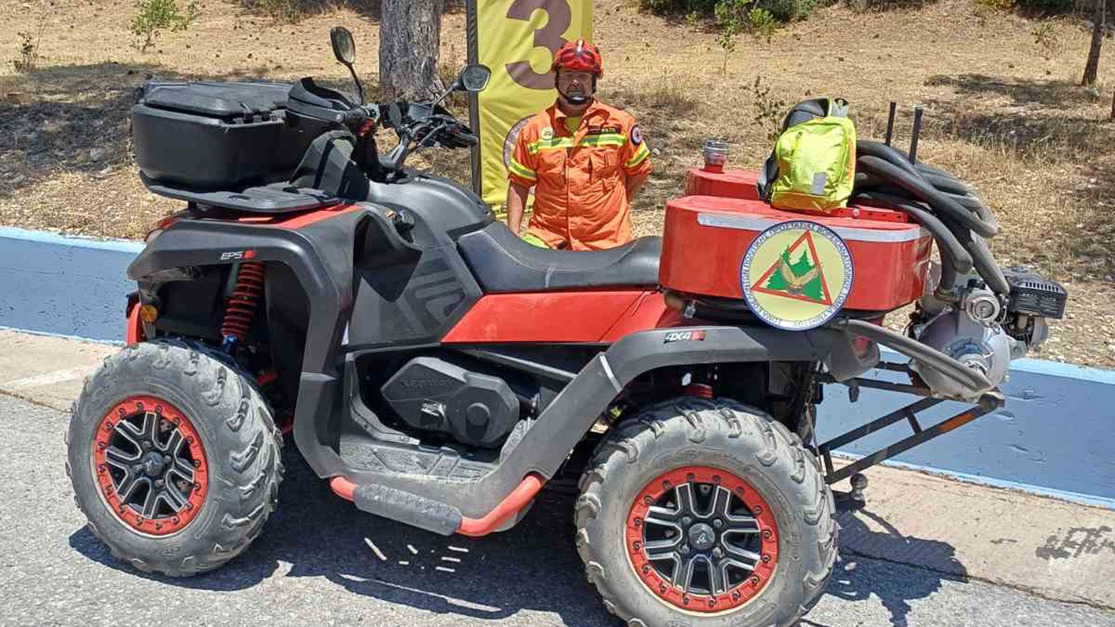 Η ευελιξία του ATV το καθιστά ιδανικό για πρόσβαση σε δύσβατα σημεία και για ταχείες περιπολίες, ενώ η δυνατότητα μεταφοράς πυροσβεστήρων και η παρουσ