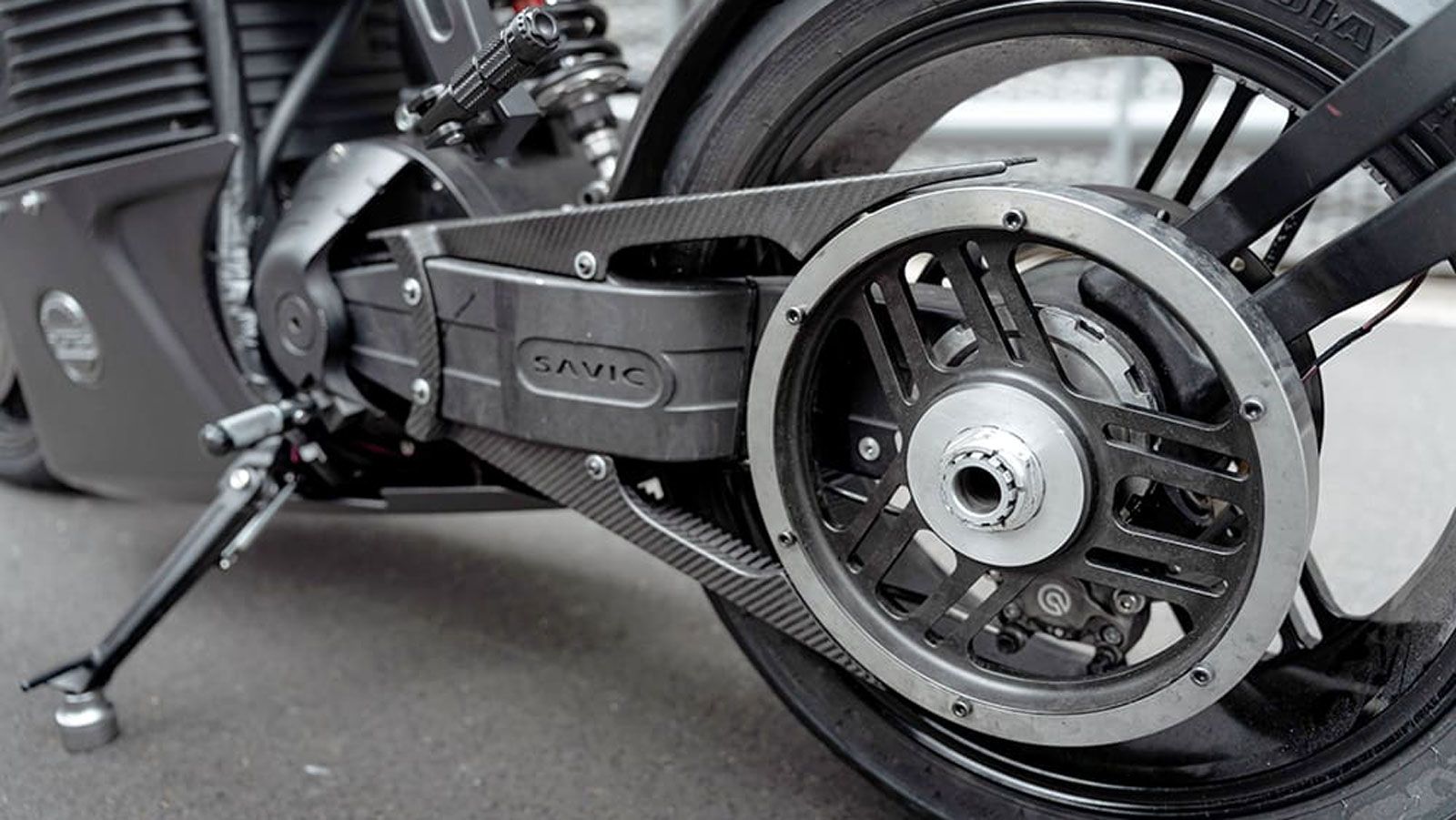 Η C-Series Alpha είναι twist-and-go (χωρίς συμπλέκτη), διαθέτει όπισθεν με κουμπί για εύκολο παρκάρισμα, και υποστηρίζει πλήρως keyless εκκίνηση, onli