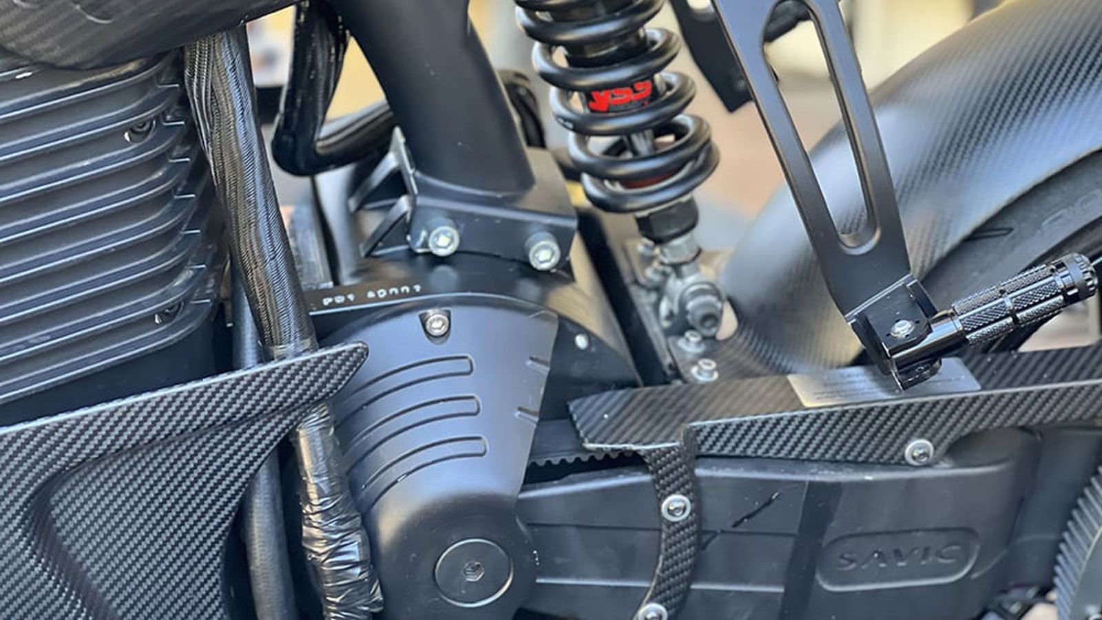 Η φόρτιση γίνεται είτε σε οικιακή πρίζα (με παρεχόμενο καλώδιο 10Α) είτε σε δημόσιους φορτιστές, ενισχύοντας την πρακτικότητα της ηλεκτροκίνησης σε κα