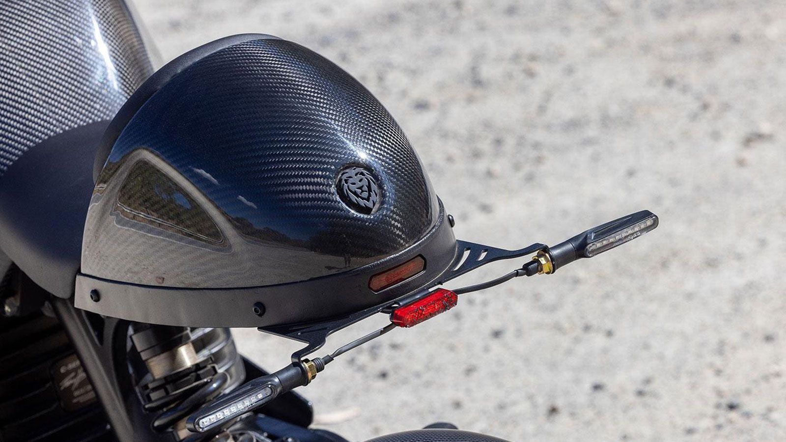 Η ποιότητα φτάνει μέχρι τις υψηλών προδιαγραφών δαγκάνες Brembo, ABS σύστημα εξελιγμένο με την Bosch Αυστραλίας και αμάξωμα από ανθρακονήματα, διαθέσι