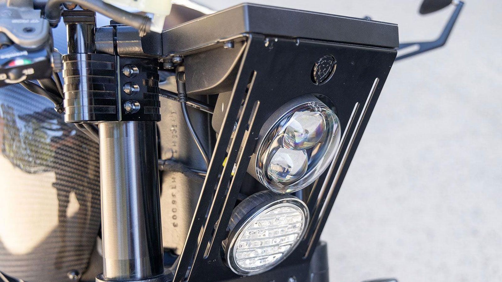 Η σχεδίαση της μοτοσυκλέτας ξεχωρίζει με το διπλό LED προβολέα ως στάνταρ ή την επιλογή για έναν μεγαλύτερο στρογγυλό προβολέα «heritage».