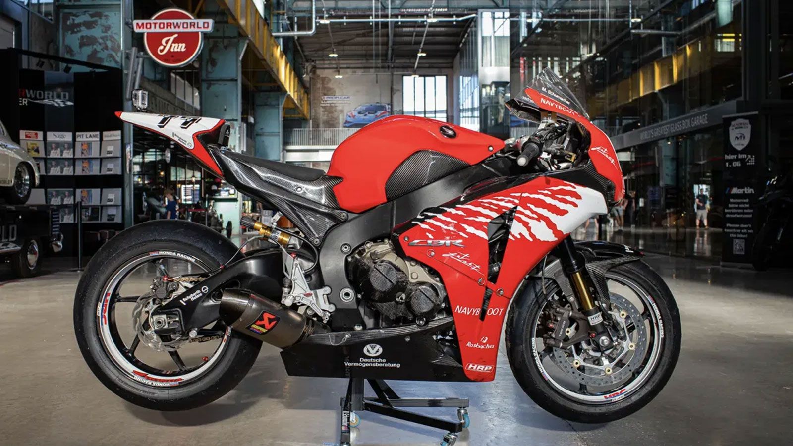  Για τις ανάγκες της προπόνησής του, η Holzhauer Racing Performance (HRP) κατασκεύασε ειδικά για εκείνον μια μοναδική Honda Fireblade, την οποία τώρα 