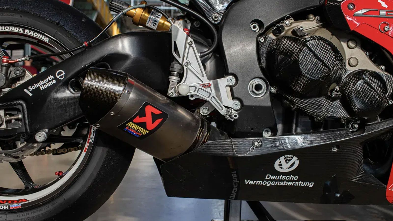 Διαθέτει αγωνιστικό ECU με διαχείριση traction control και wheelie control, αγωνιστικό airbox, ψυγείο λαδιού, quickshifter, clip-ons και εξάτμιση Akra