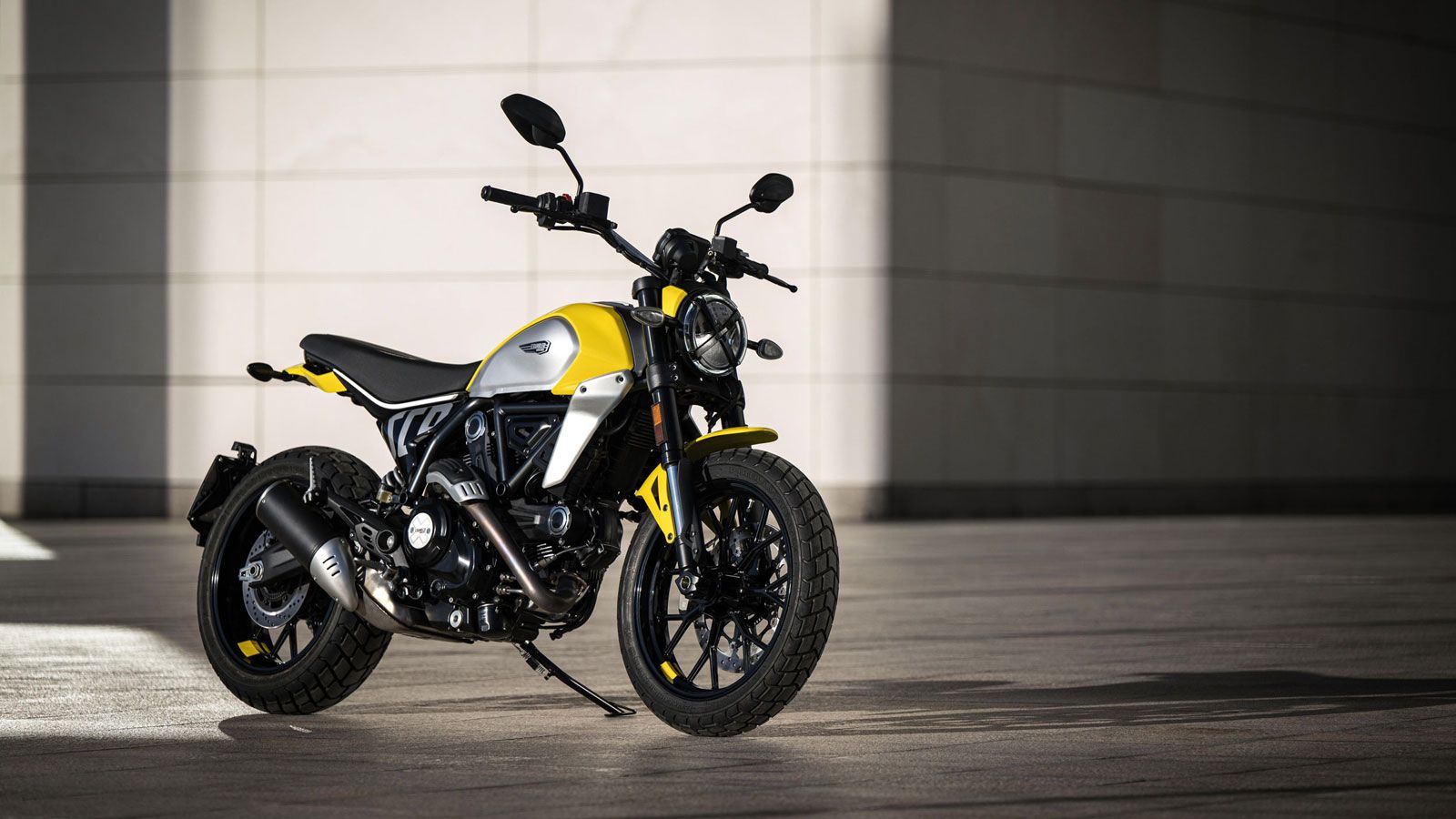 Το πλαίσιο του μοντέλου Scrambler της Ducati αποτελείται από ατσάλινο χωροδικτύωμα με στόχο την σταθερότητα και την ευελιξία και συνεργάζεται με ανεστ