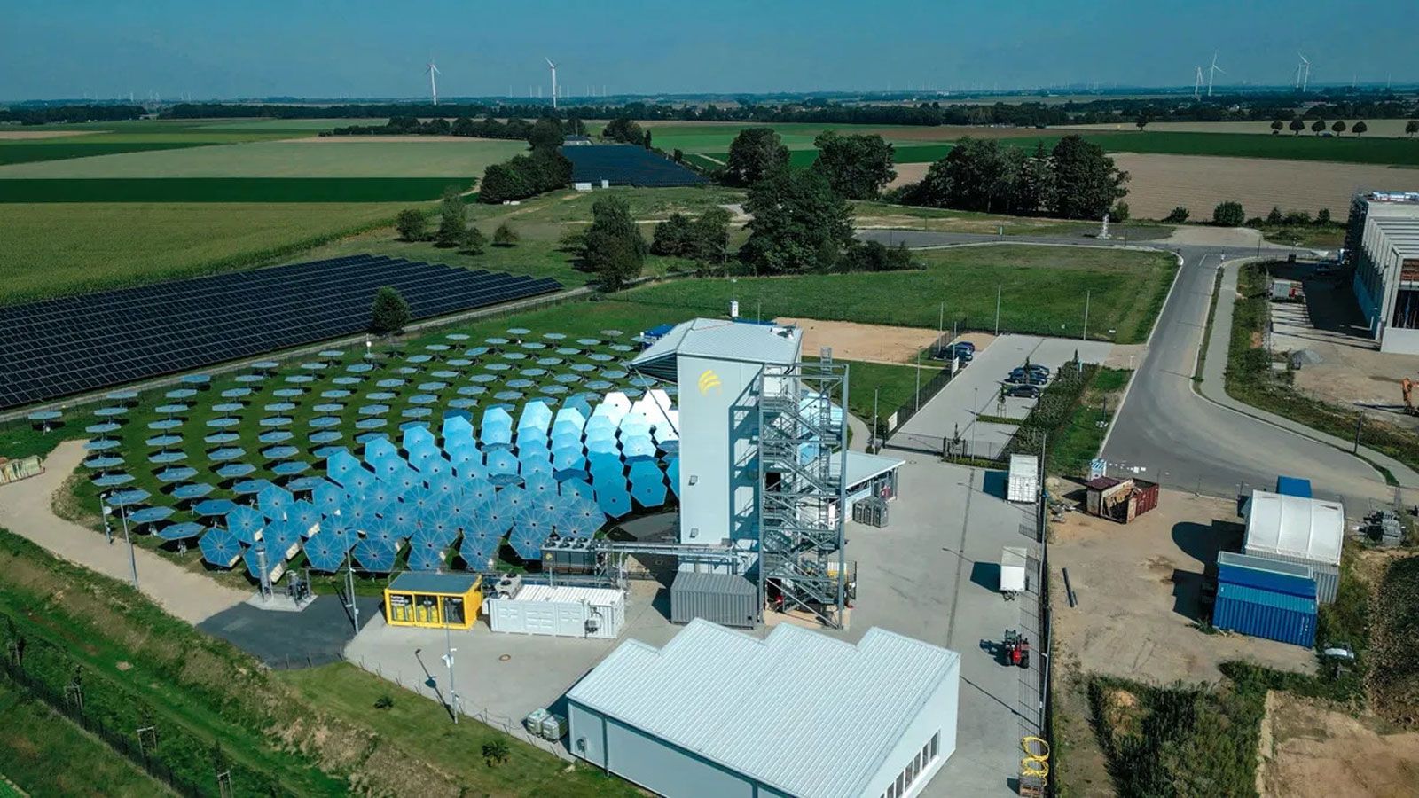 Η Synhelion δηλώνει ότι η «ηλιακή βενζίνη» είναι drop-in fuel, δηλαδή λειτουργεί όπως η βενζίνη του πρατηρίου, χωρίς ανάγκη για νέους κινητήρες ή εξει