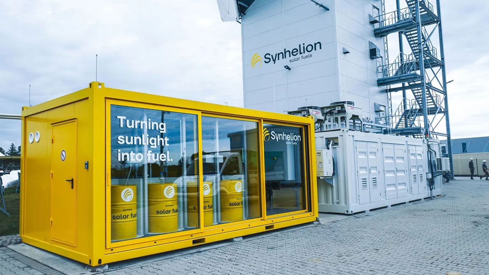 νώ τα ηλεκτρικά οχήματα κυριαρχούν στην κουβέντα περί βιωσιμότητας, η Synhelion στοχεύει διαφορετικά: όχι στην αντικατάσταση, αλλά στην «απο-ορυκτοποί