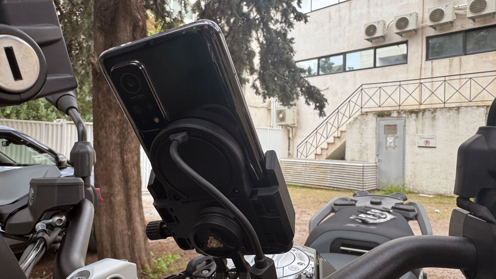 Test βάση ασύρματης φόρτισης SP Connect: Η φόρτιση δεν ήταν ποτέ πιο εύκολη