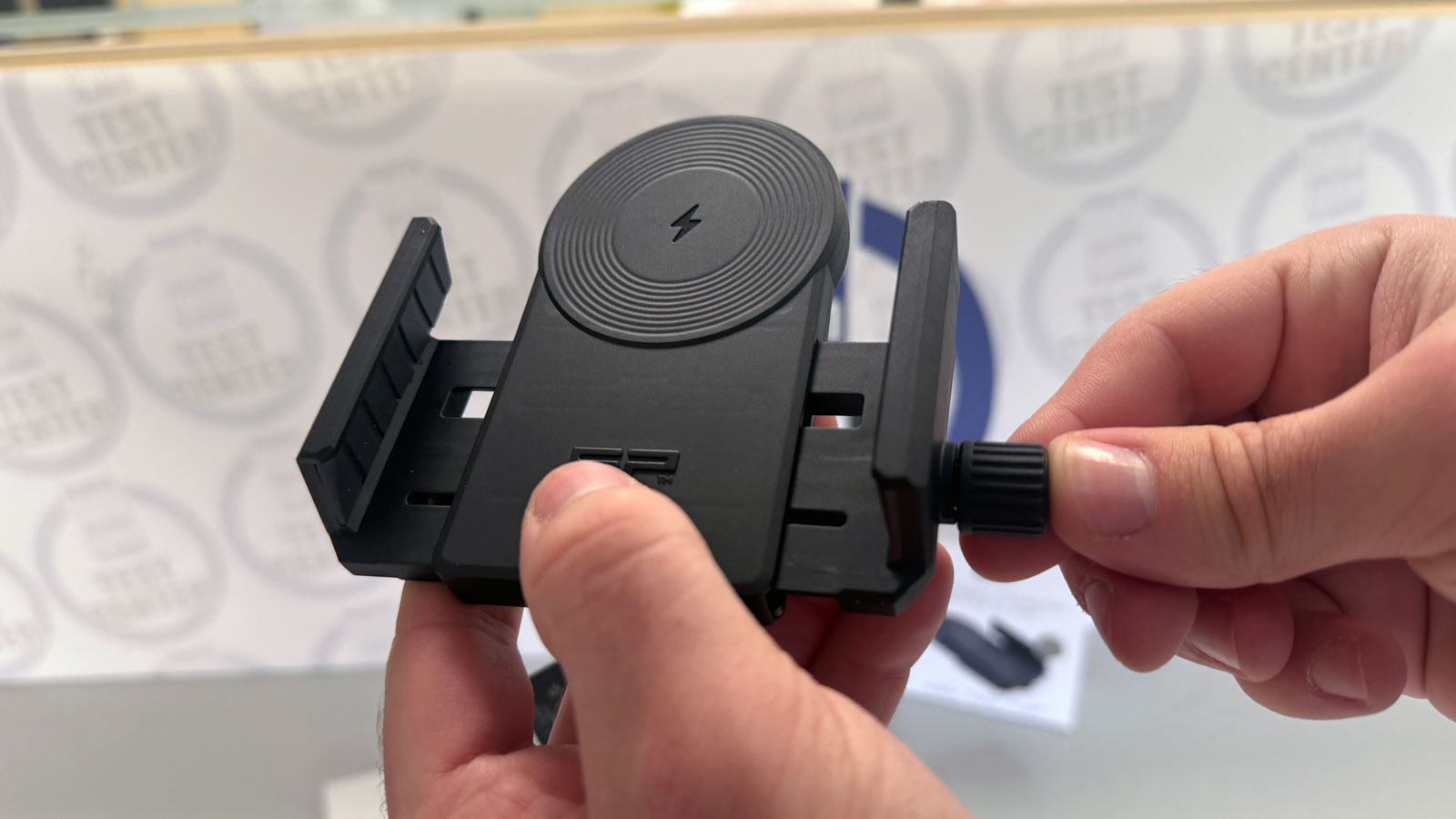 Test βάση ασύρματης φόρτισης SP Connect: Η φόρτιση δεν ήταν ποτέ πιο εύκολη