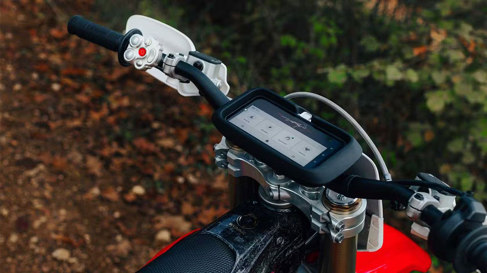 Το πιο εντυπωσιακό στοιχείο είναι η ισχύς. Παρότι νομικά η Varg SM θεωρείται 125cc, το ηλεκτρικό της μοτέρ αποδίδει μέχρι 80 ίππους.