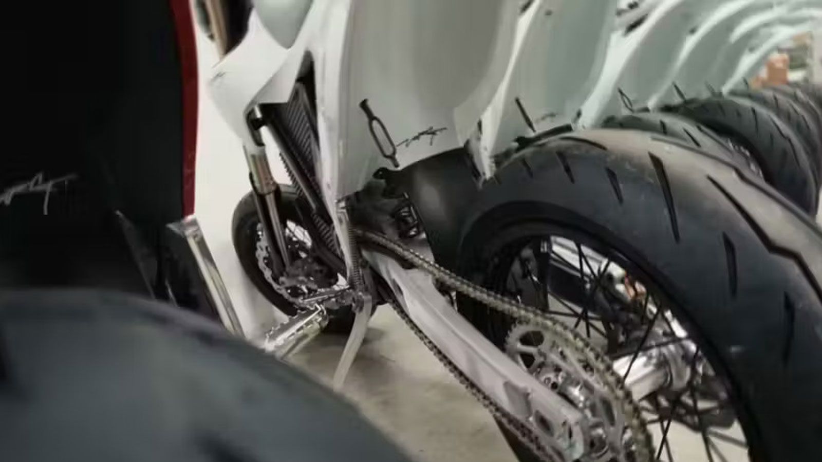 Η νέα Stark Varg SM θα κυκλοφορήσει μέσα στο 2025, με την τιμή να αναμένεται κοντά στα 12.990 ευρώ, όσο κοστίζει και η Varg EX. Στην τιμή περιλαμβάνετ