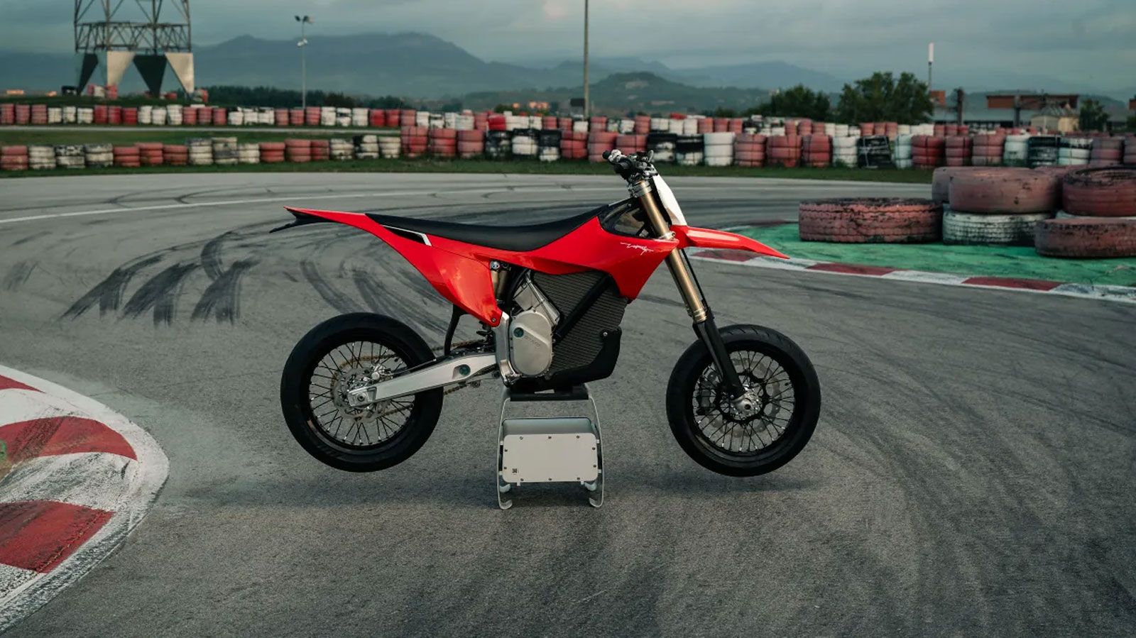 Η βασική έκδοση αποδίδει 60 ίππους, με τις τιμές να ξεκινούν από 11.870 ευρώ για τη στάνταρ έκδοση και να φτάνουν τα 12.790 ευρώ για την Alpha.