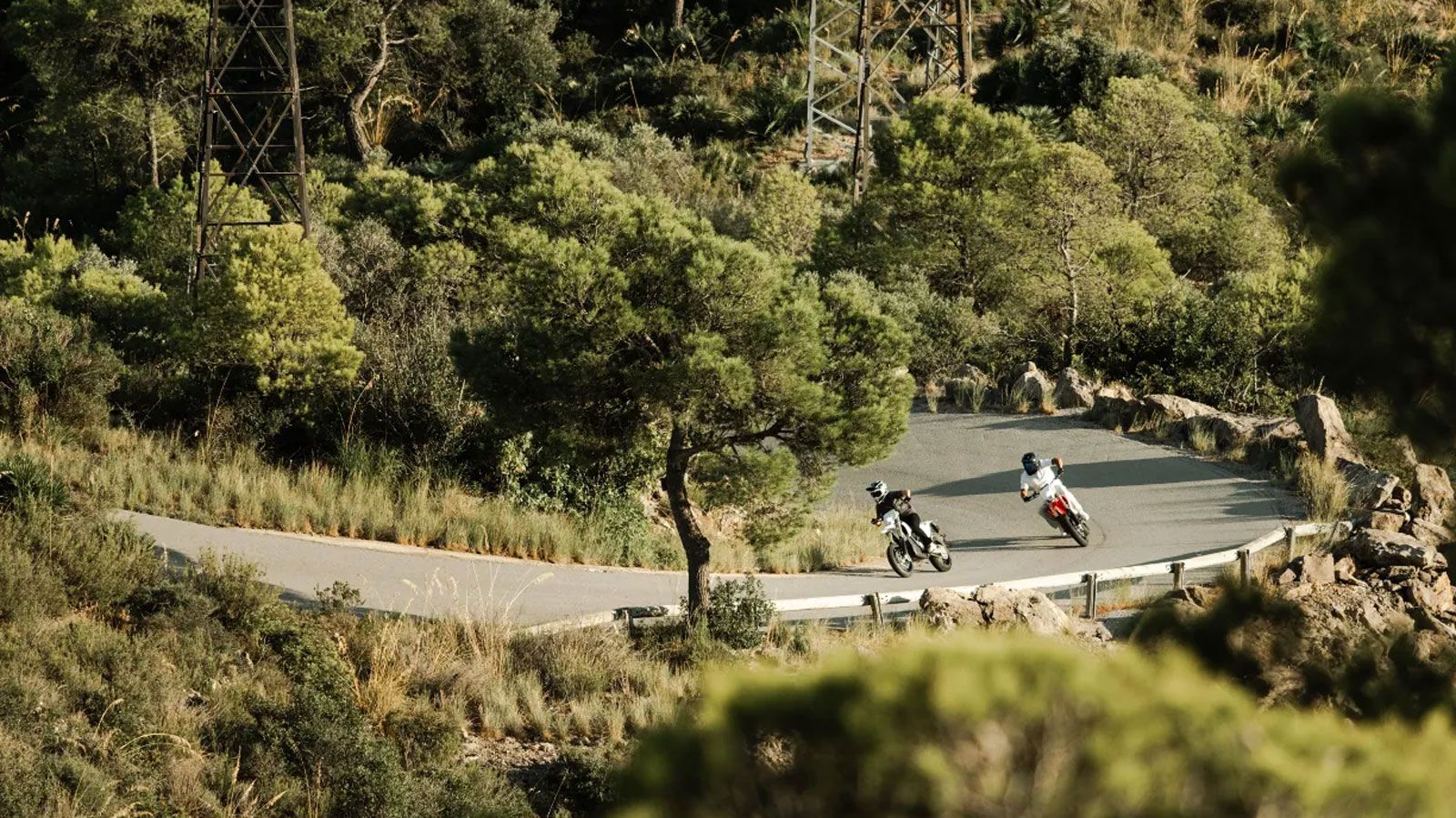 Η μπαταρία 7,2 kWh του Varg SM λειτουργεί ταυτόχρονα ως δομικό στοιχείο του σκελετού, προσφέροντας ακαμψία και χαμηλό κέντρο βάρους. Χάρη στην απόδοσή