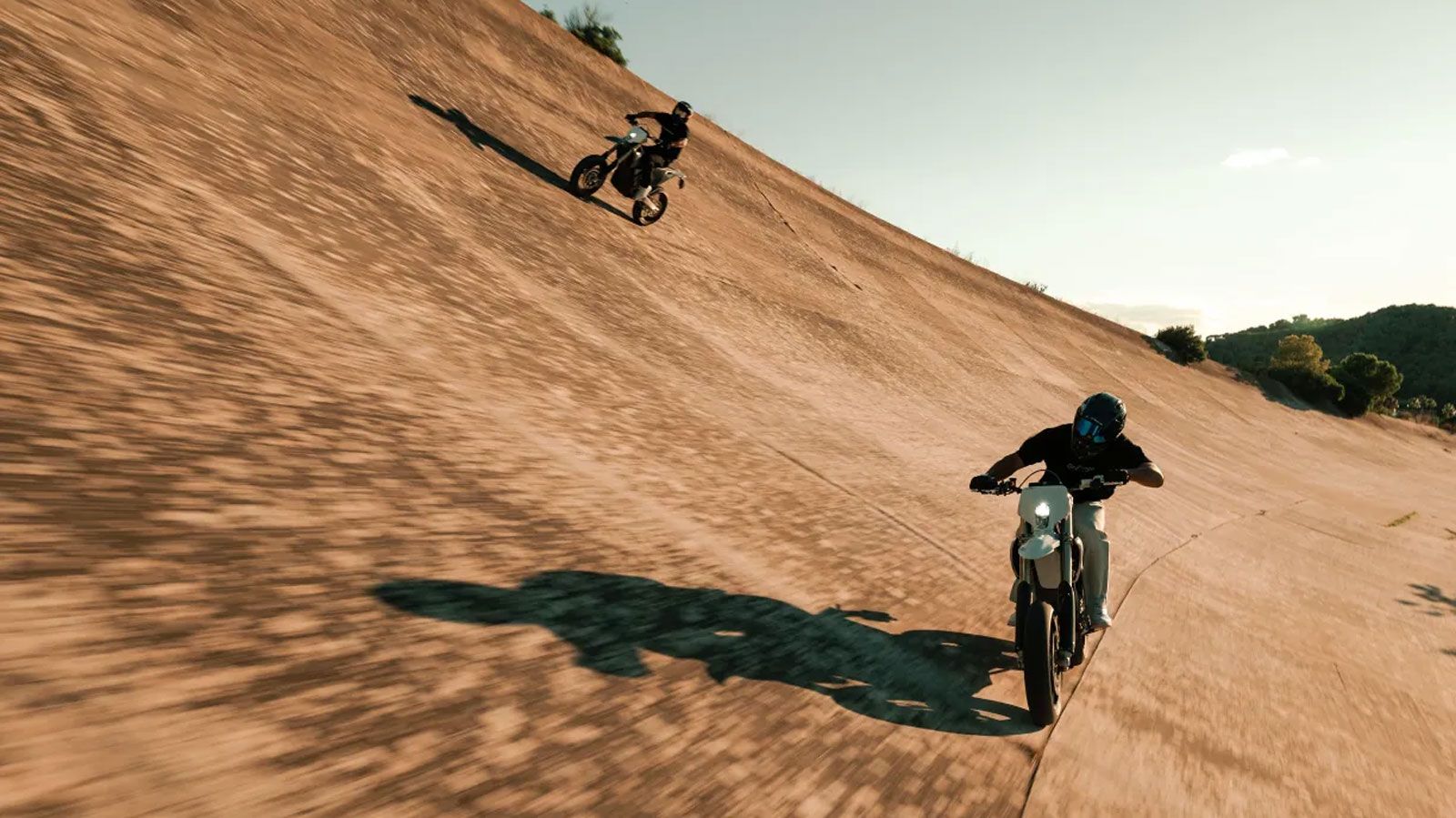 Η Stark Varg SM στην έκδοση Alpha αποδίδει 80 ίππους και 914 Nm ροπής με βάρος μόλις 124,5 κιλά, επιτυγχάνοντας αναλογία ισχύος-βάρους που ξεπερνά κάθ