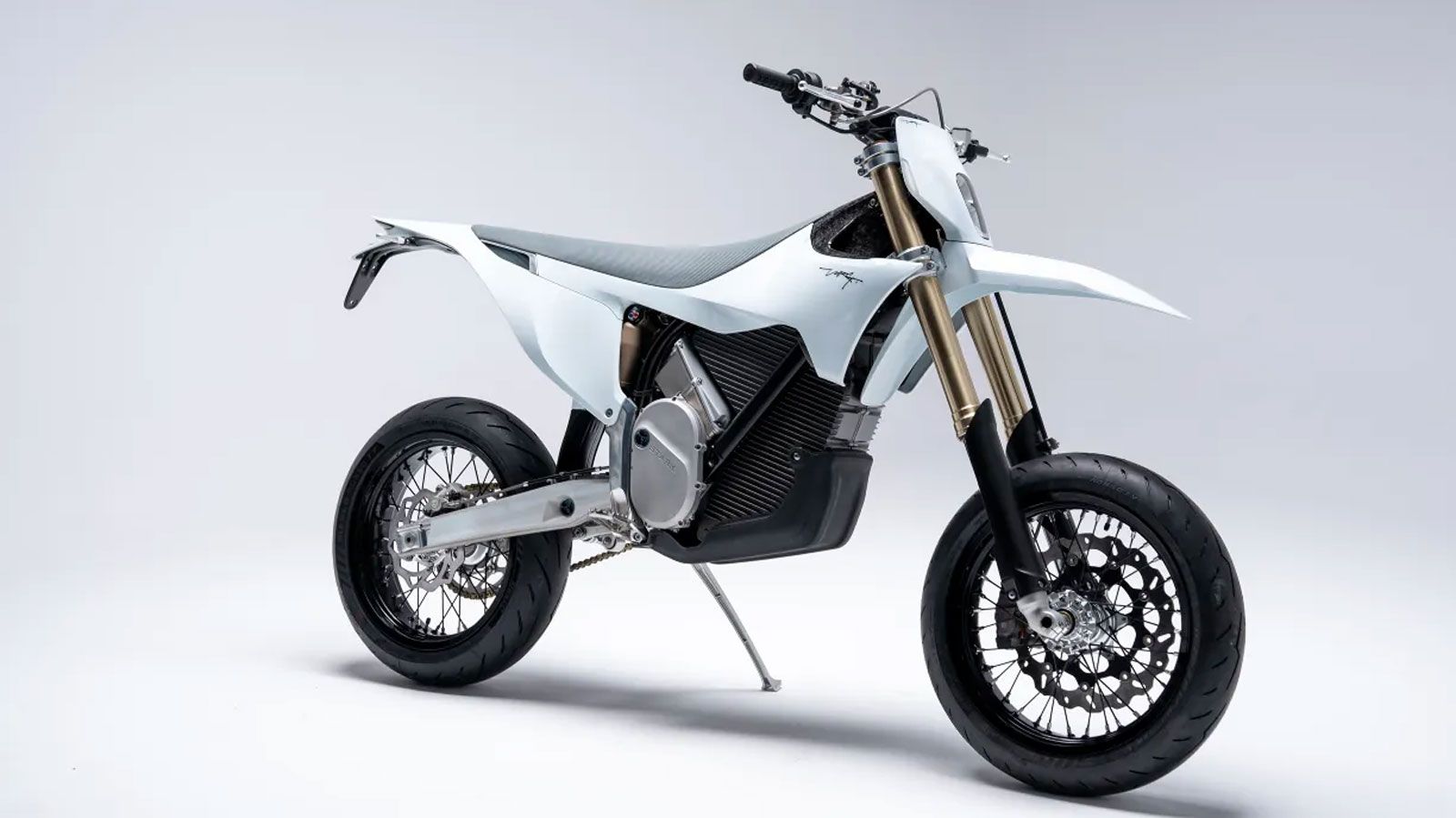 Το πλαίσιο υψηλής αντοχής από ατσάλι συνδυάζεται με σφυρήλατο αλουμινένιο υποπλαίσιο, ενώ η ανάρτηση της KYB περιλαμβάνει πλήρως ρυθμιζόμενο πιρούνι 4